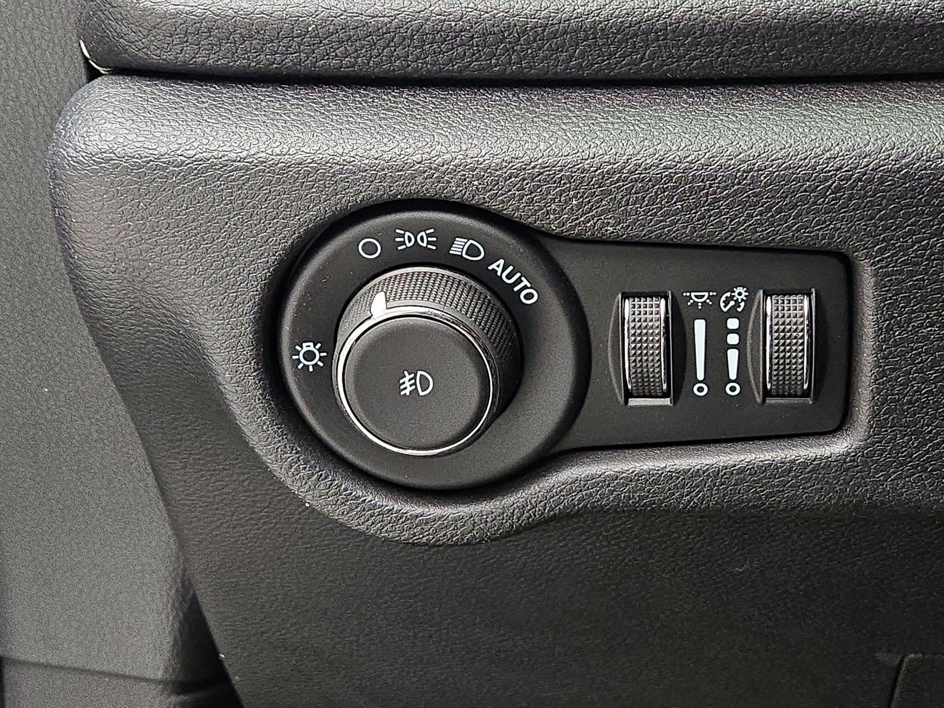 Thumbnail: 2021 Chrysler Pacifica - 13