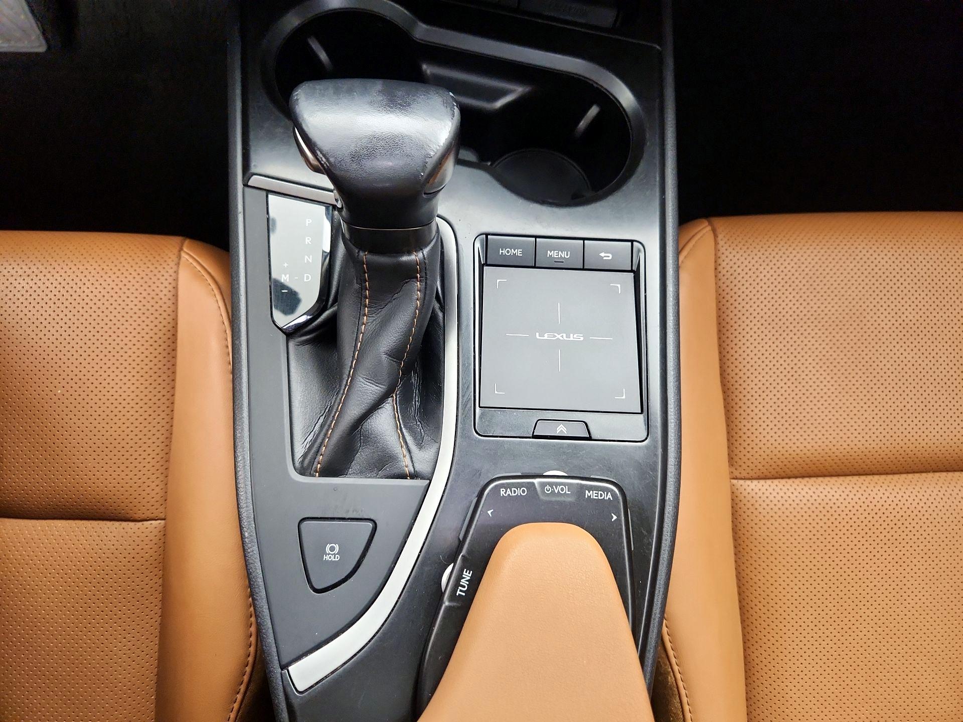 Thumbnail: 2021 Lexus UX - 17