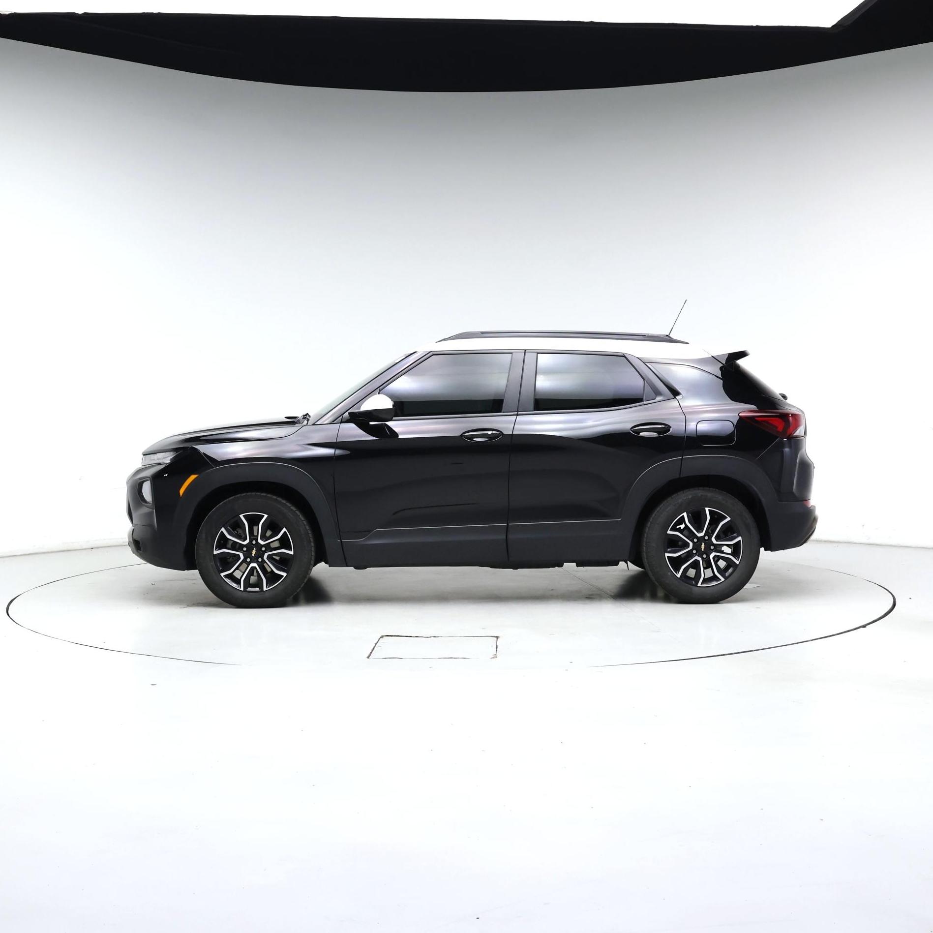 Thumbnail: 2023 Chevrolet TrailBlazer - 3