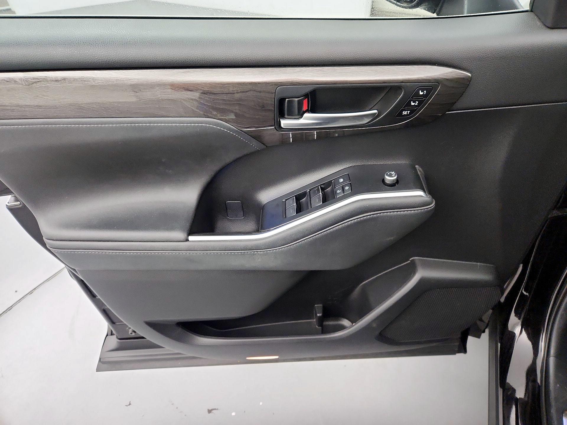 Thumbnail: 2021 Toyota Highlander - 12