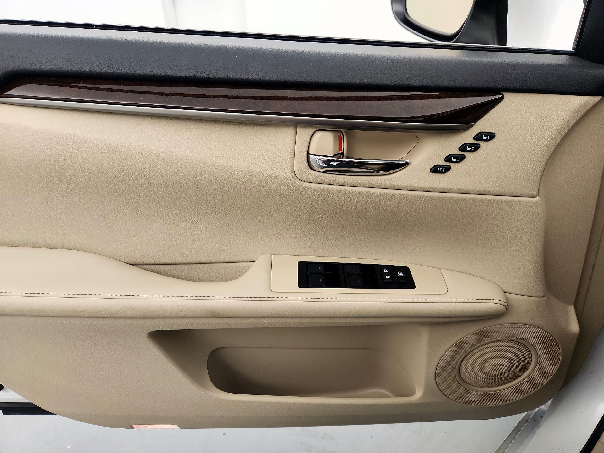 Thumbnail: 2015 Lexus ES - 12