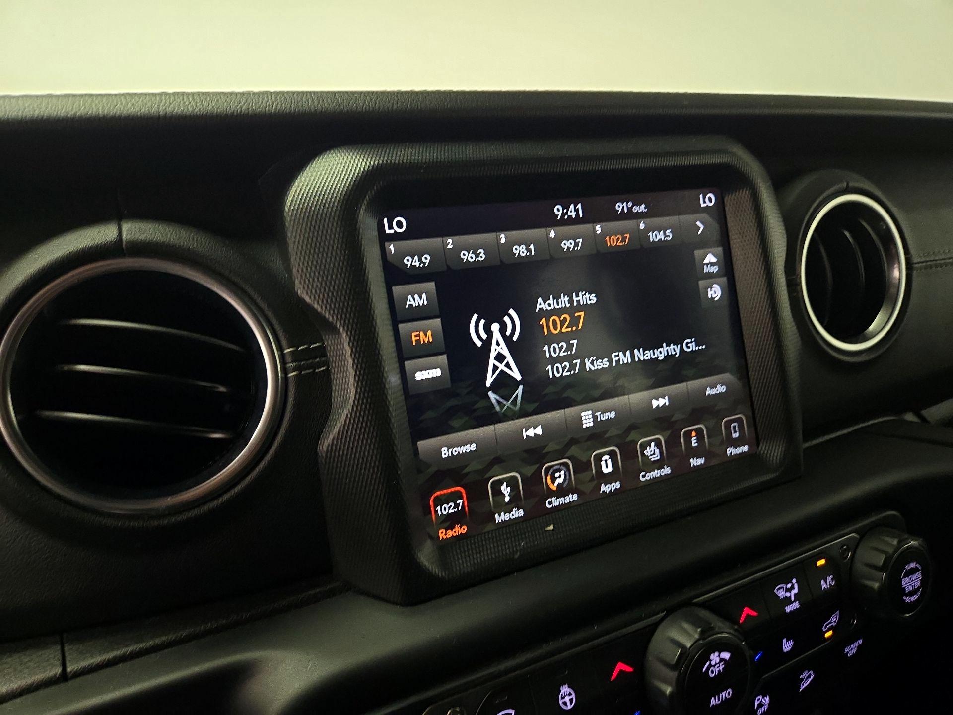 Thumbnail: 2019 Jeep Wrangler - 16