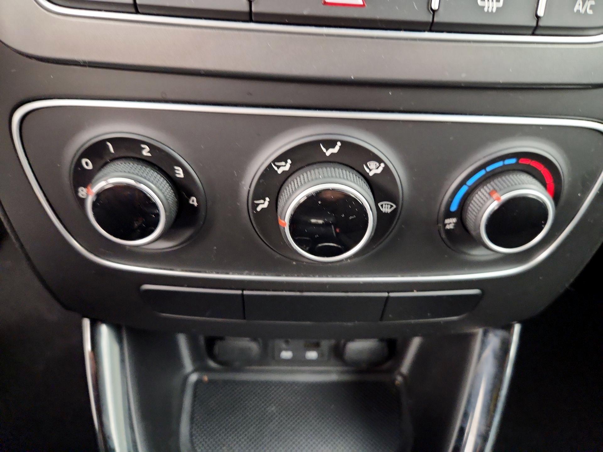 Thumbnail: 2015 Kia Sorento - 15