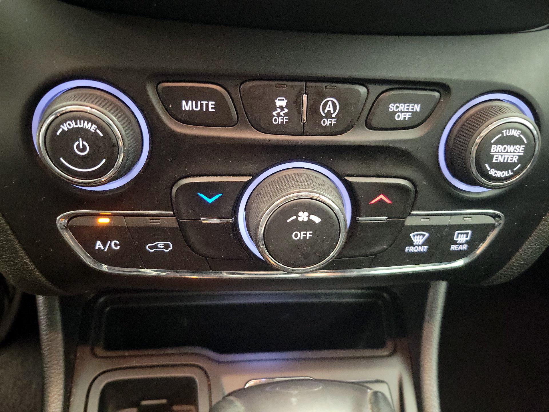 Thumbnail: 2019 Jeep Cherokee - 16