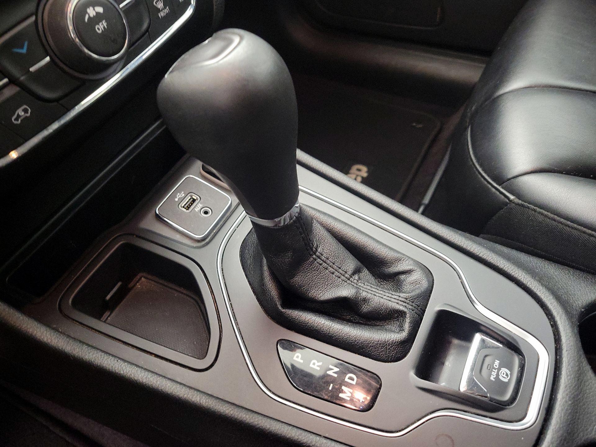 Thumbnail: 2019 Jeep Cherokee - 17