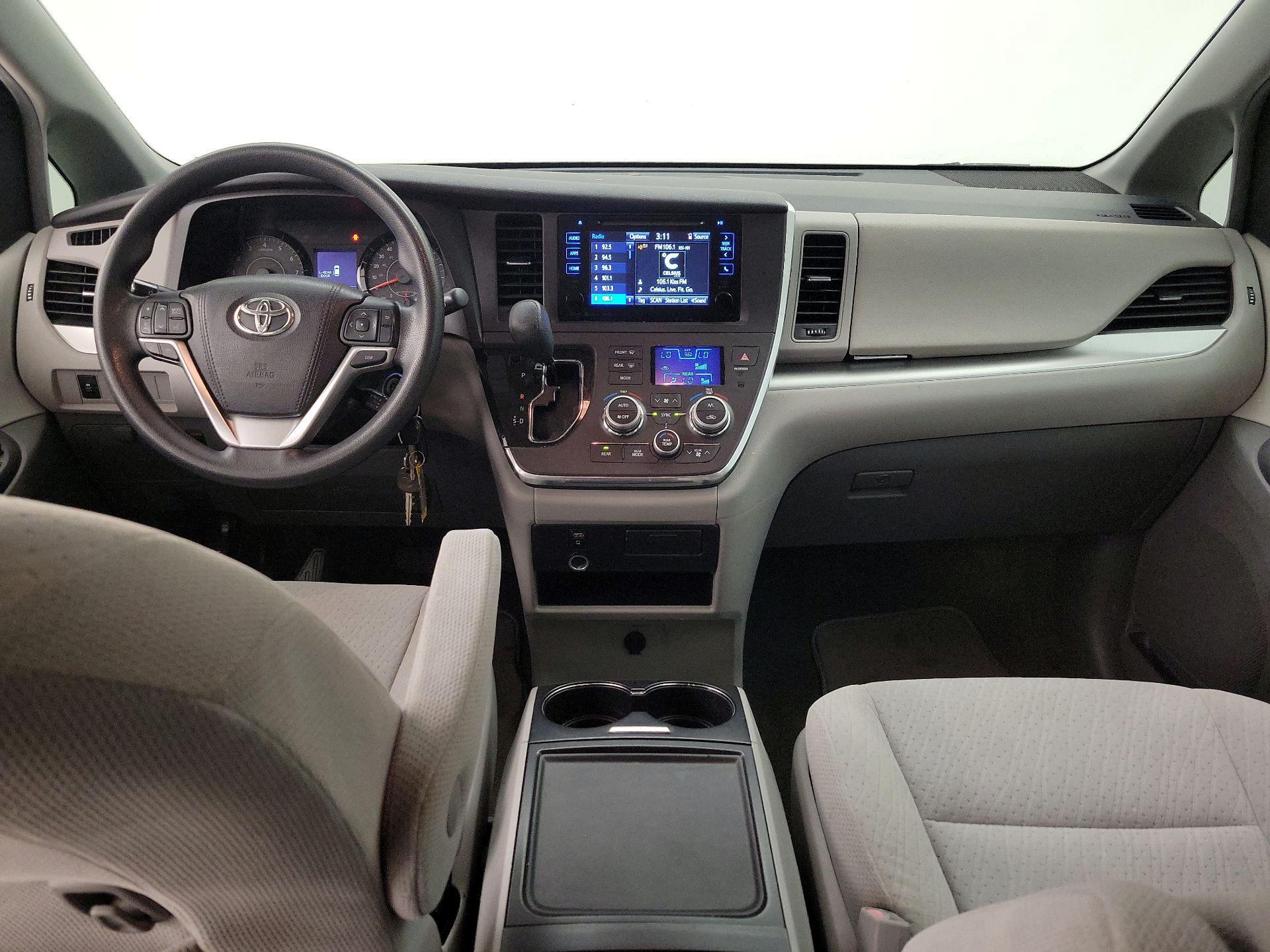 Thumbnail: 2016 Toyota Sienna - 9
