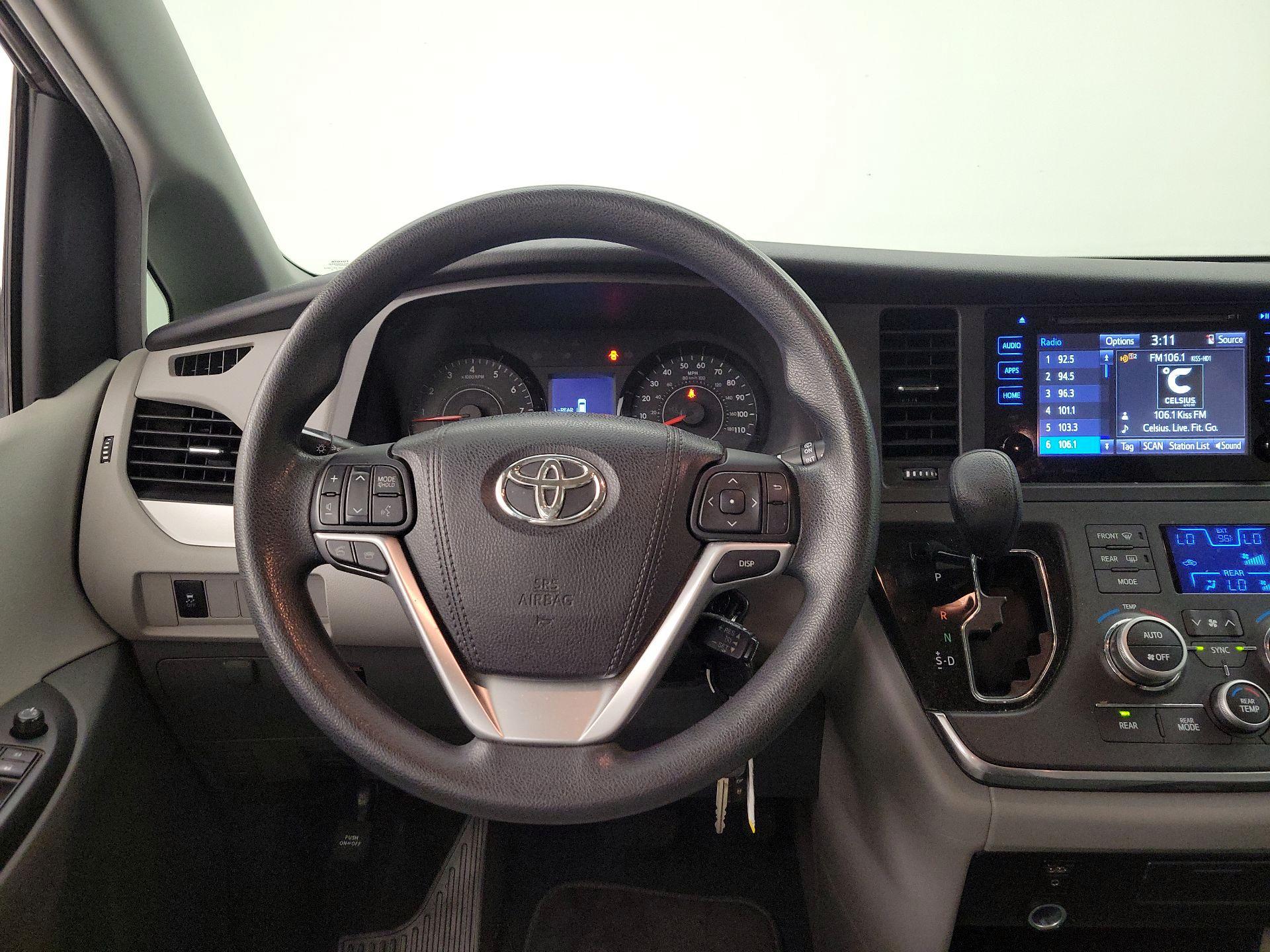 Thumbnail: 2016 Toyota Sienna - 10