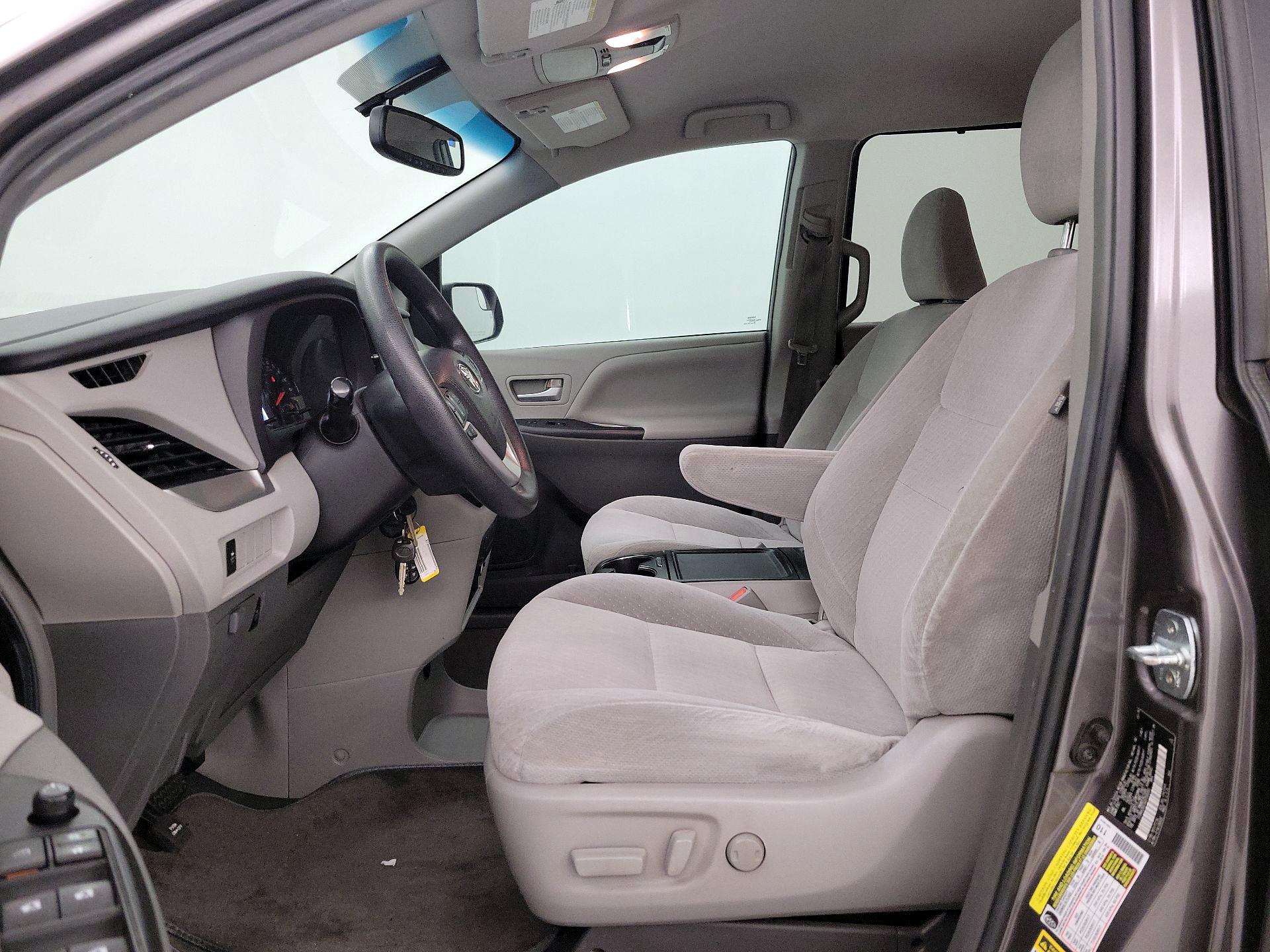 Thumbnail: 2016 Toyota Sienna - 11