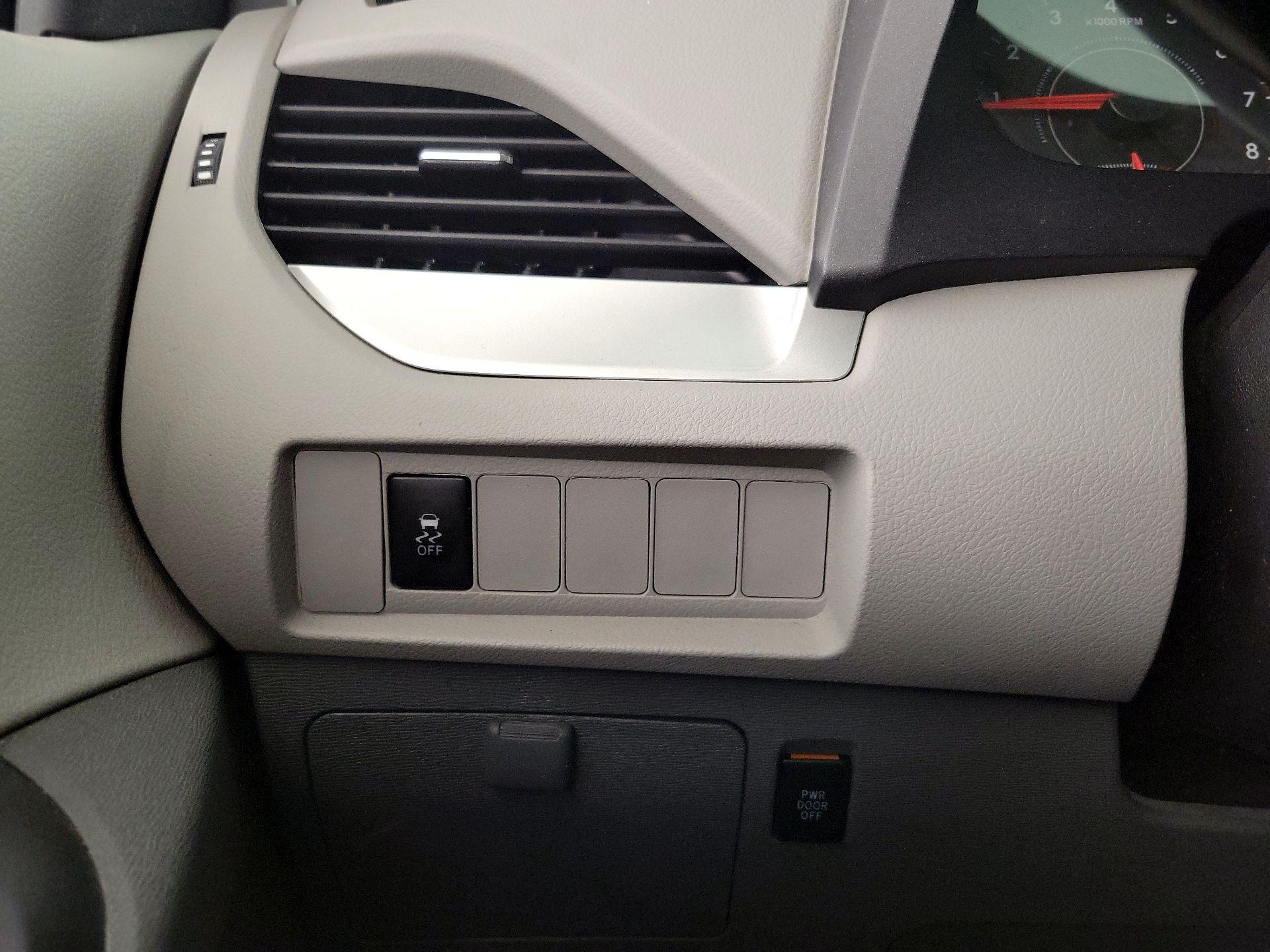Thumbnail: 2016 Toyota Sienna - 13