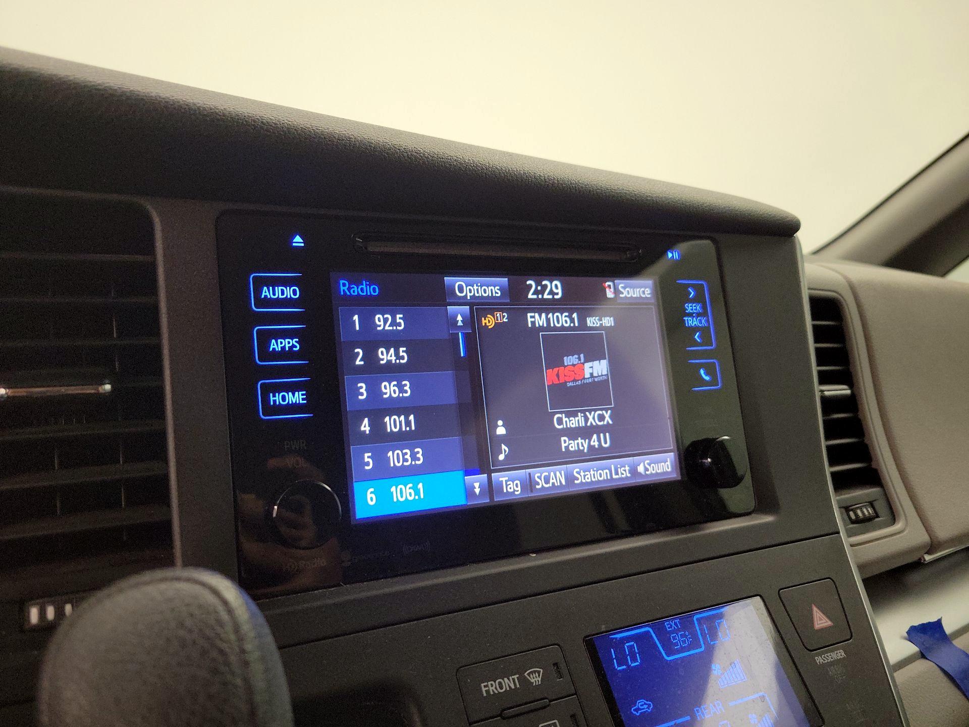 Thumbnail: 2016 Toyota Sienna - 15