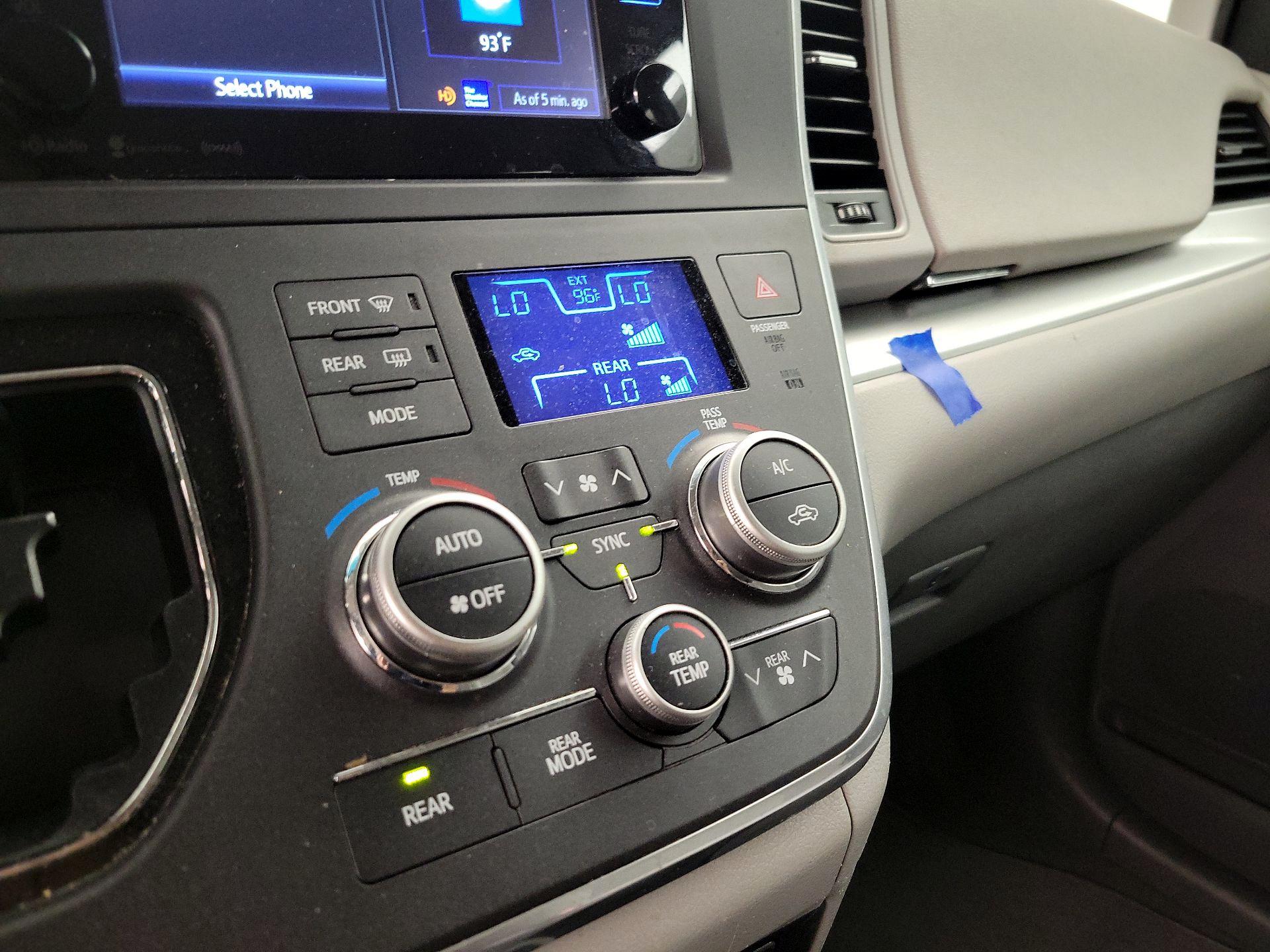 Thumbnail: 2016 Toyota Sienna - 16