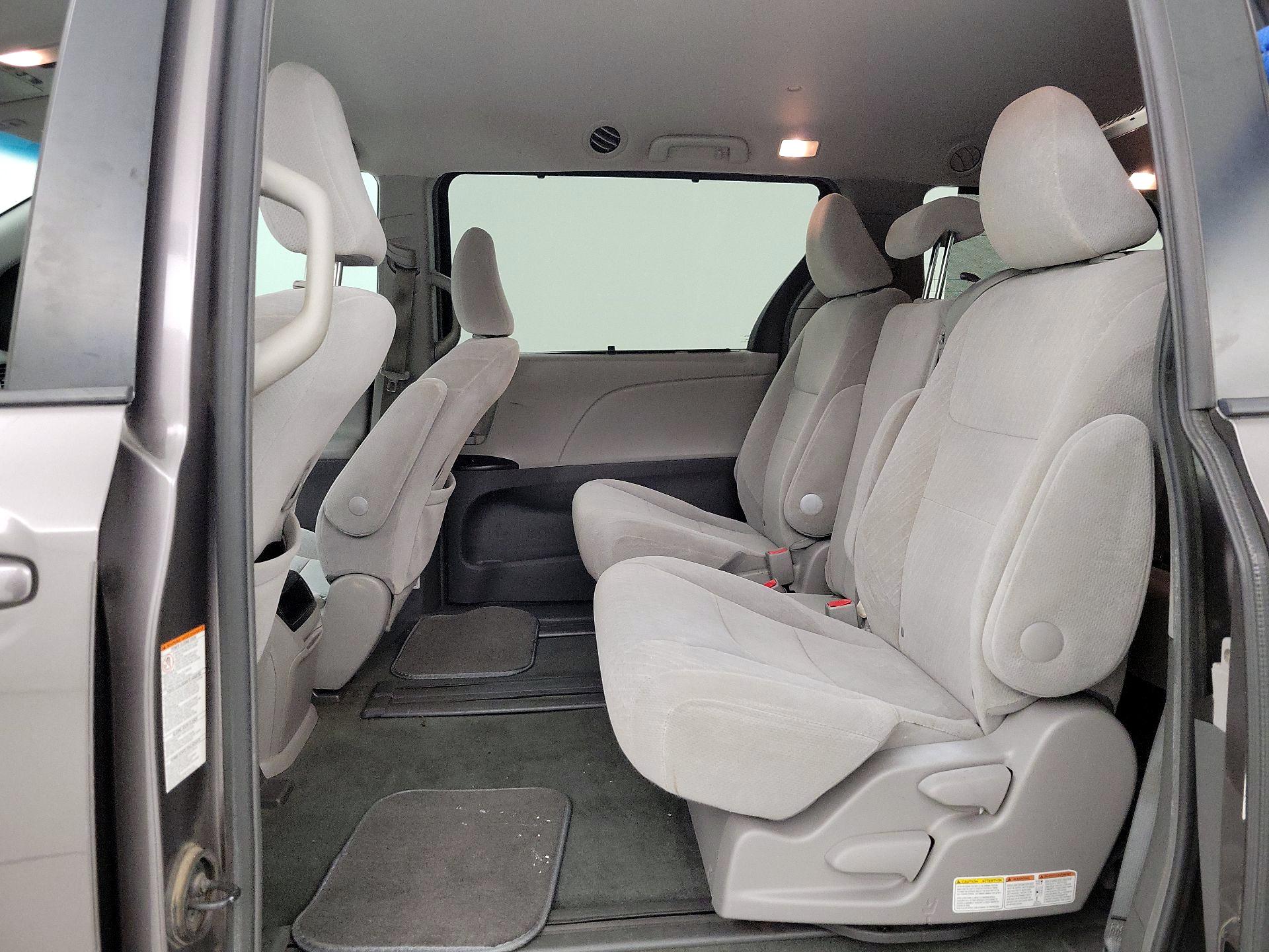 Thumbnail: 2016 Toyota Sienna - 18