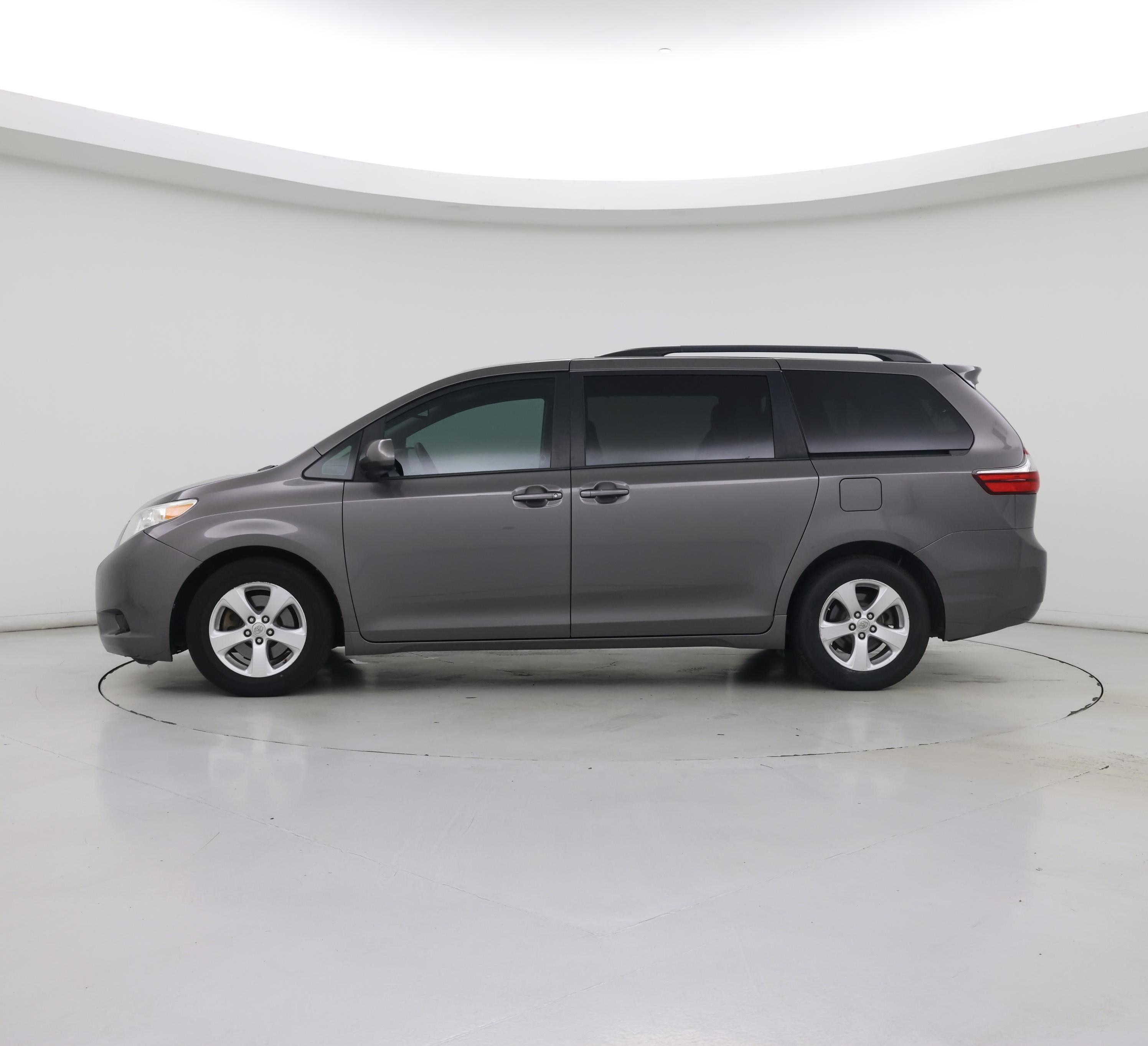 Thumbnail: 2016 Toyota Sienna - 3