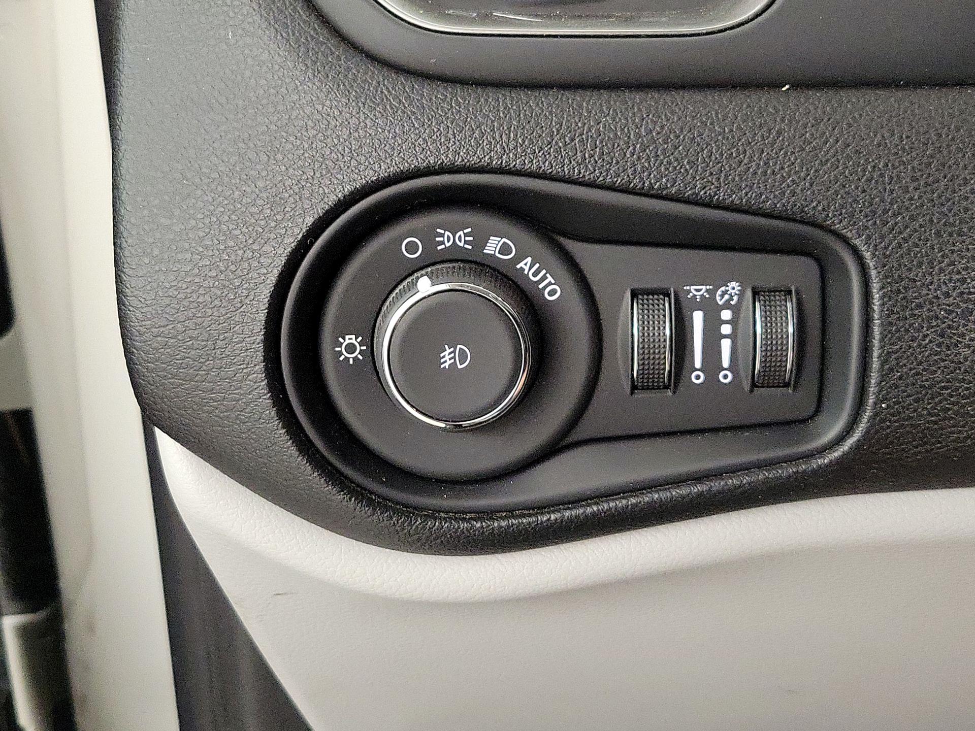 Thumbnail: 2019 Jeep Renegade - 13