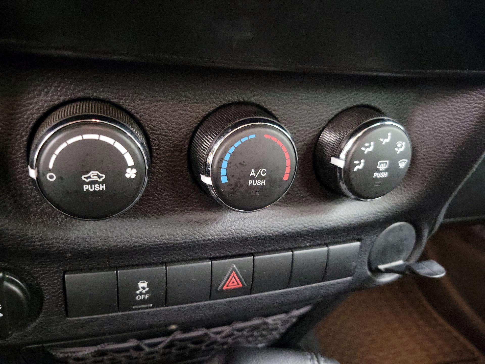 Thumbnail: 2015 Jeep Wrangler - 15