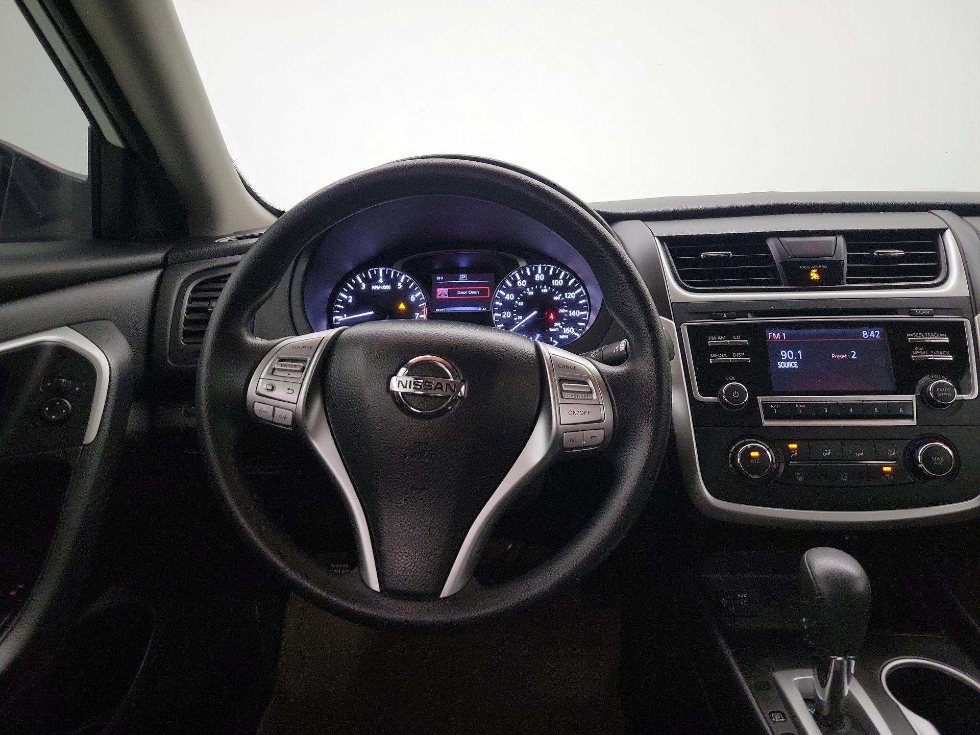 Thumbnail: 2017 Nissan Altima - 10
