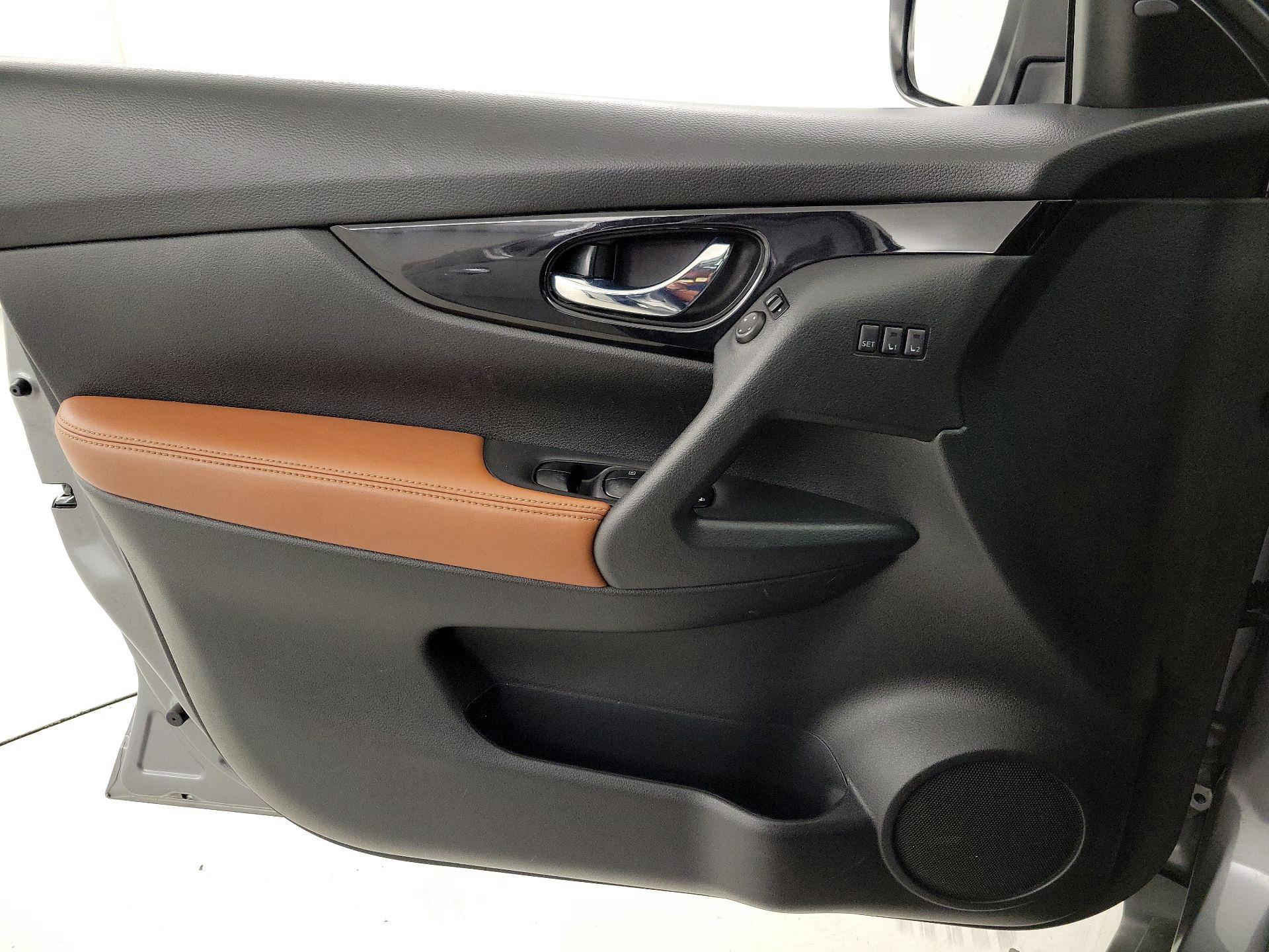 Thumbnail: 2018 Nissan Rogue - 12
