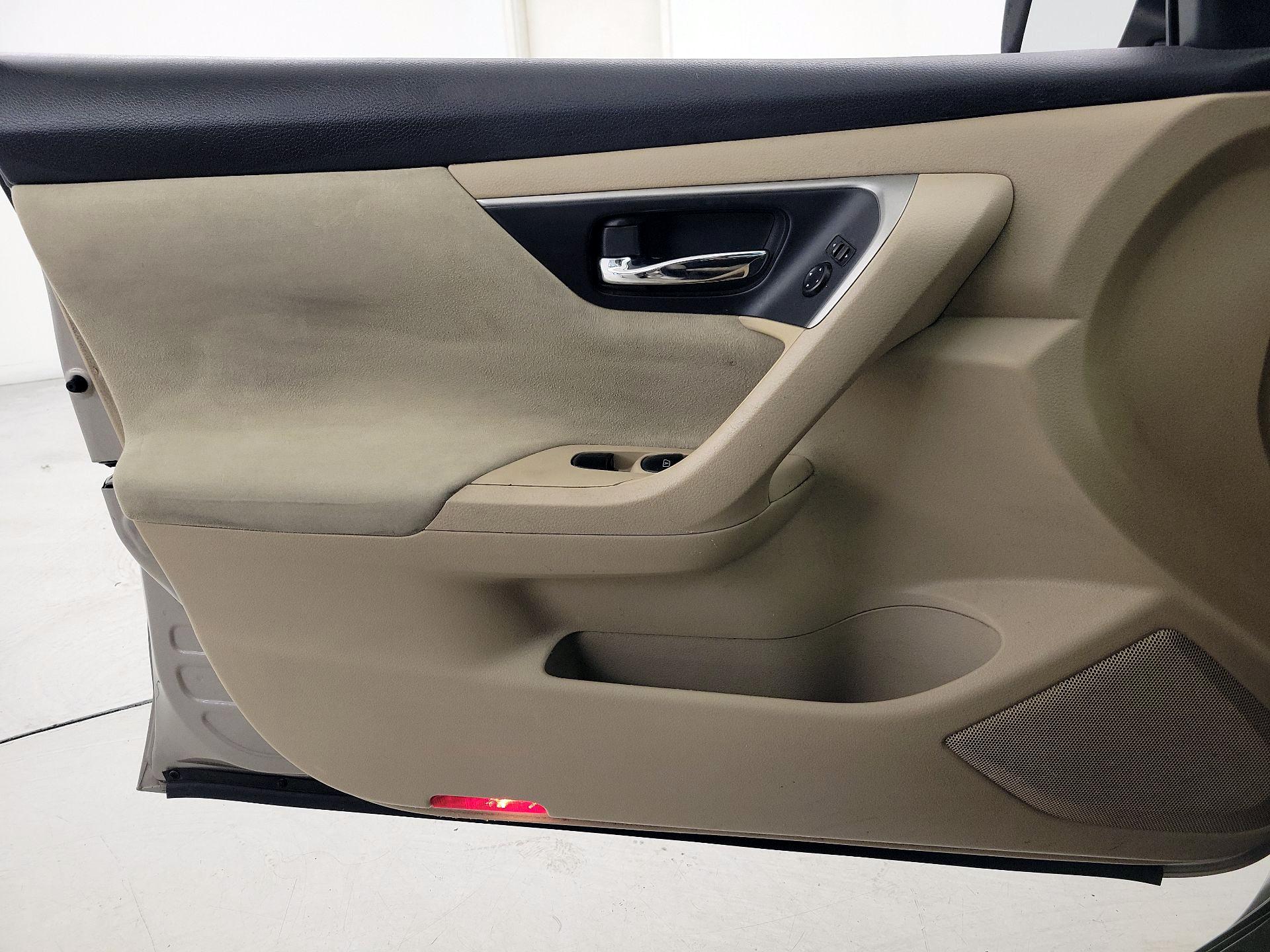 Thumbnail: 2015 Nissan Altima - 12