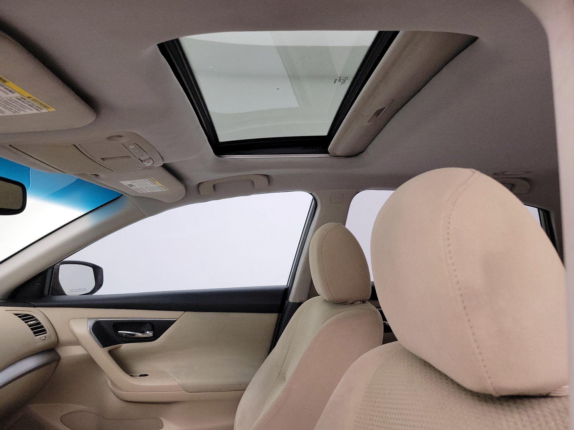 Thumbnail: 2015 Nissan Altima - 18
