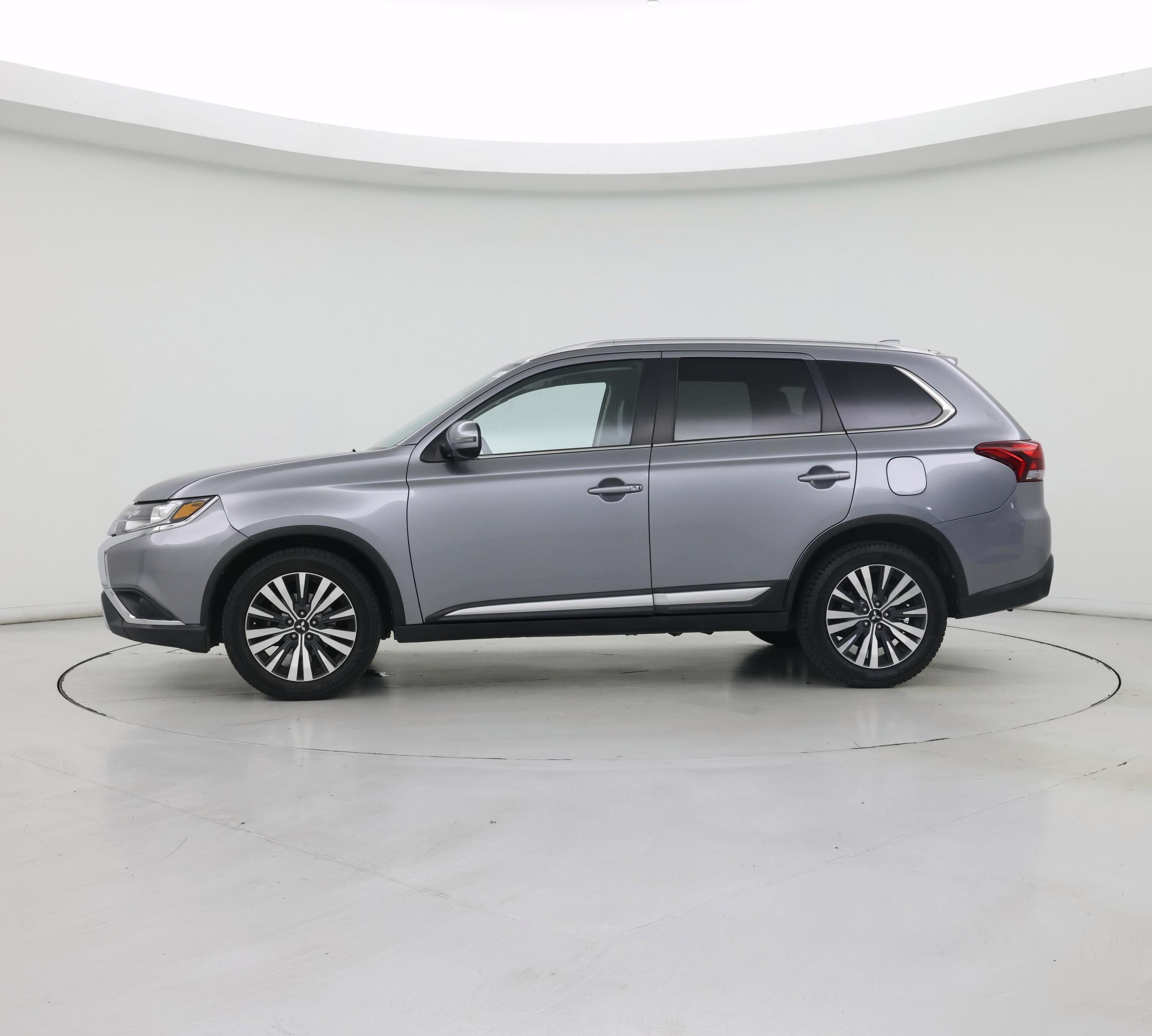 Thumbnail: 2020 Mitsubishi Outlander - 3