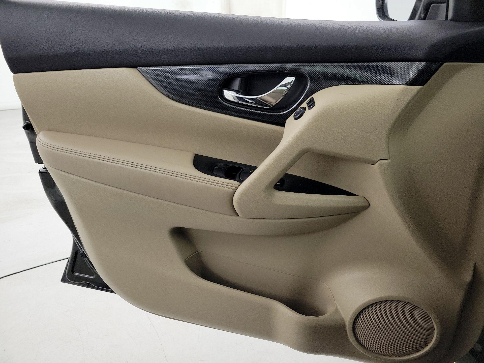 Thumbnail: 2016 Nissan Rogue - 12