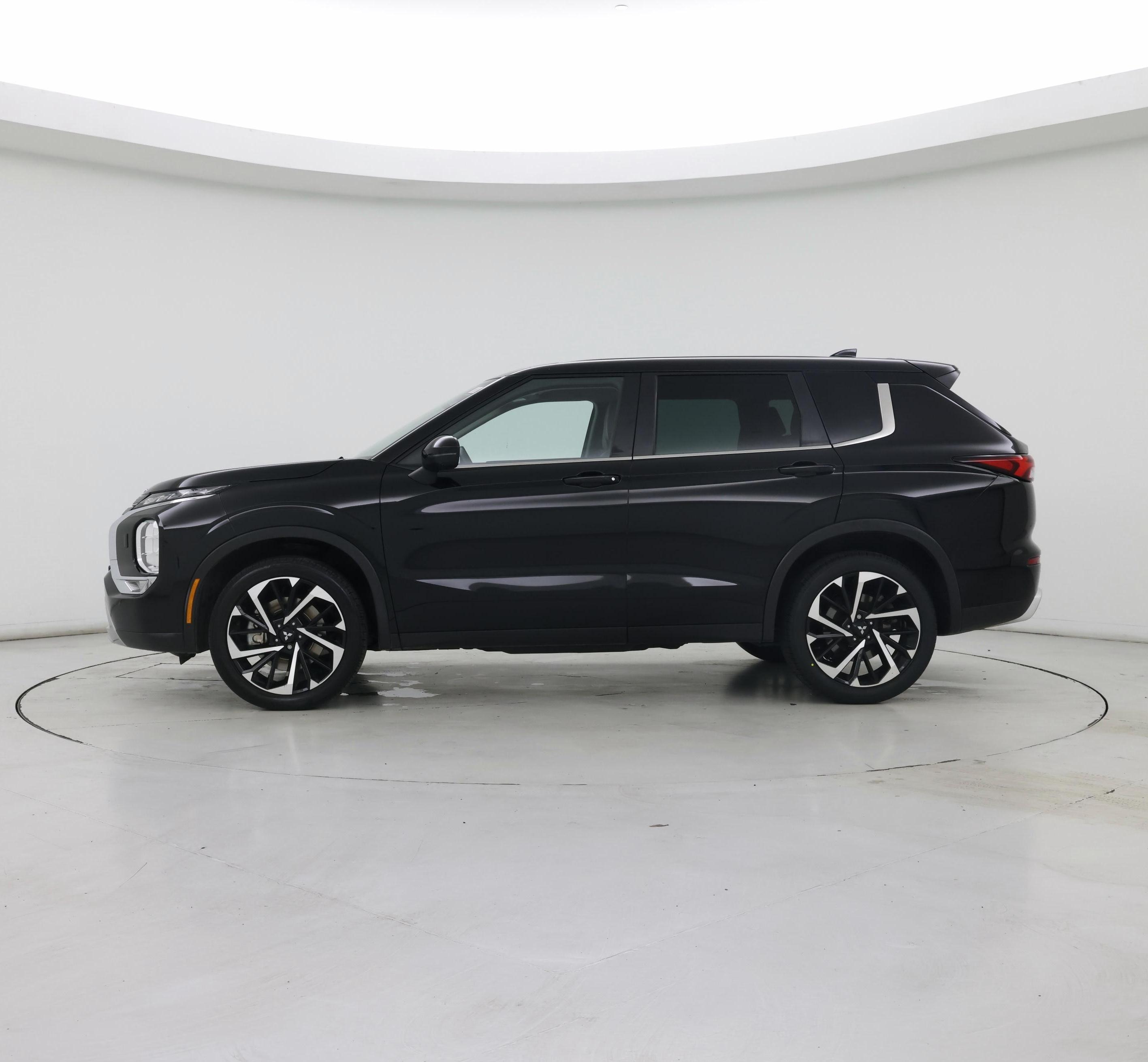Thumbnail: 2023 Mitsubishi Outlander - 3