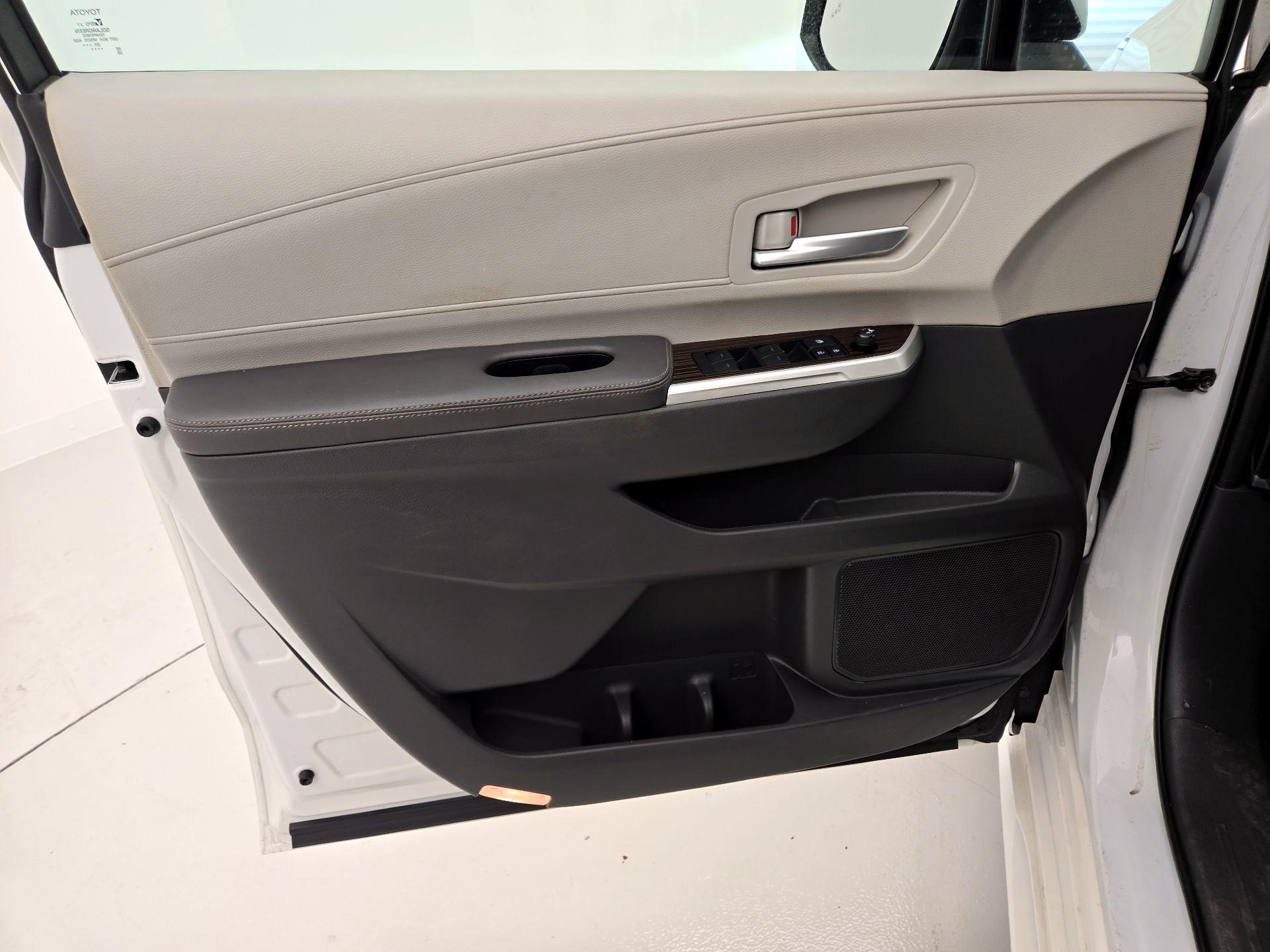 Thumbnail: 2021 Toyota Sienna - 12