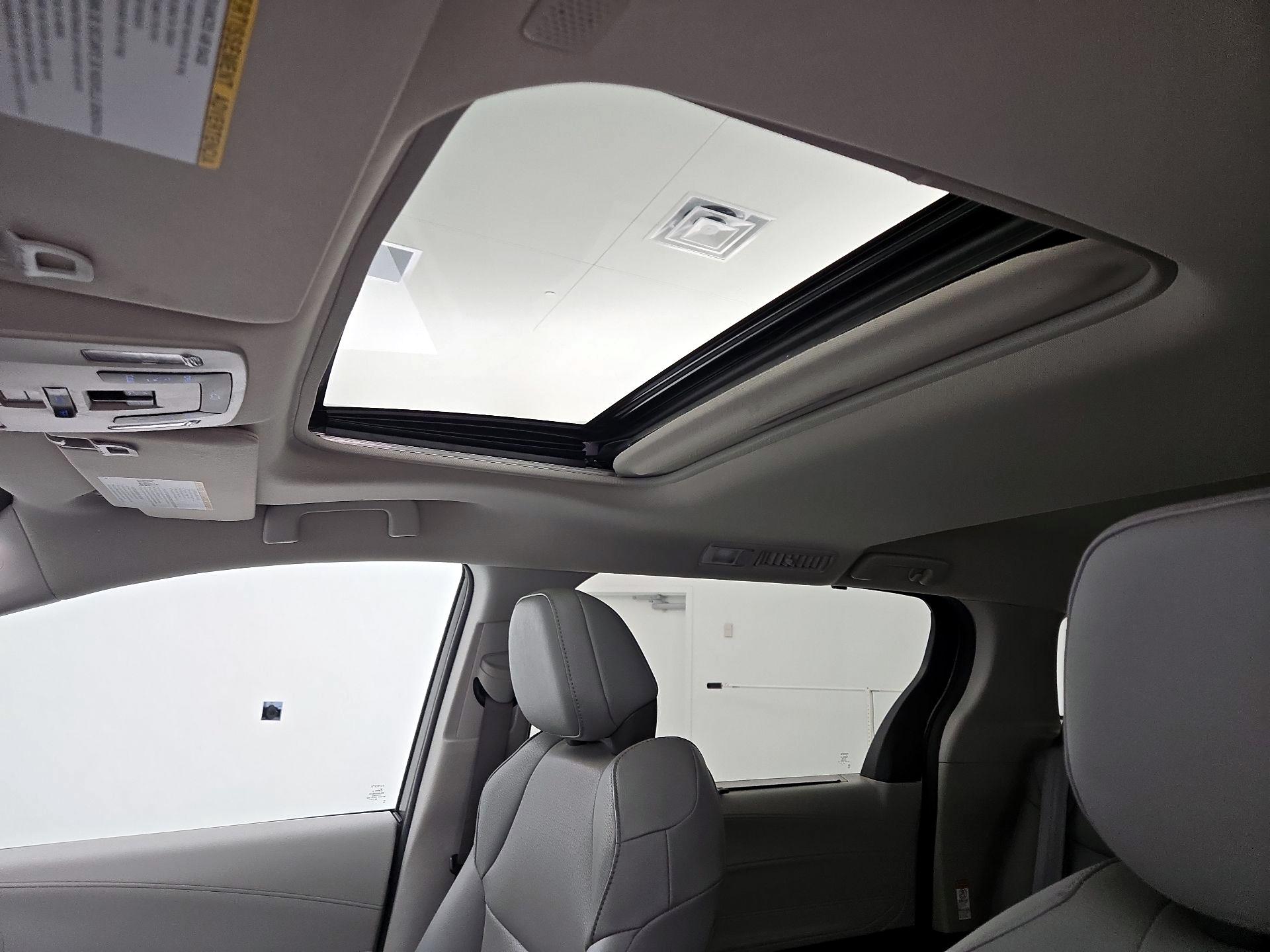 Thumbnail: 2021 Toyota Sienna - 19