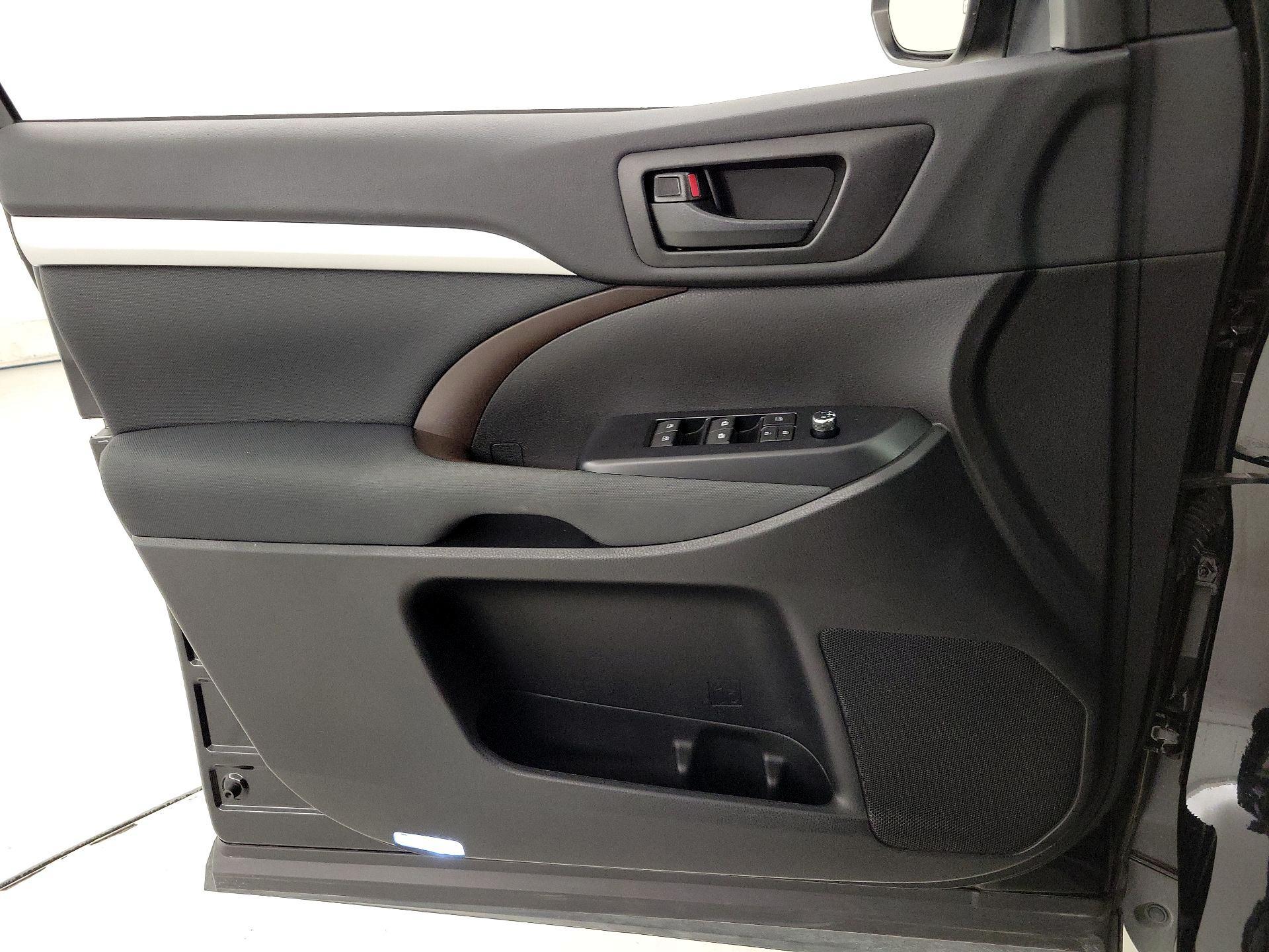 Thumbnail: 2019 Toyota Highlander - 12