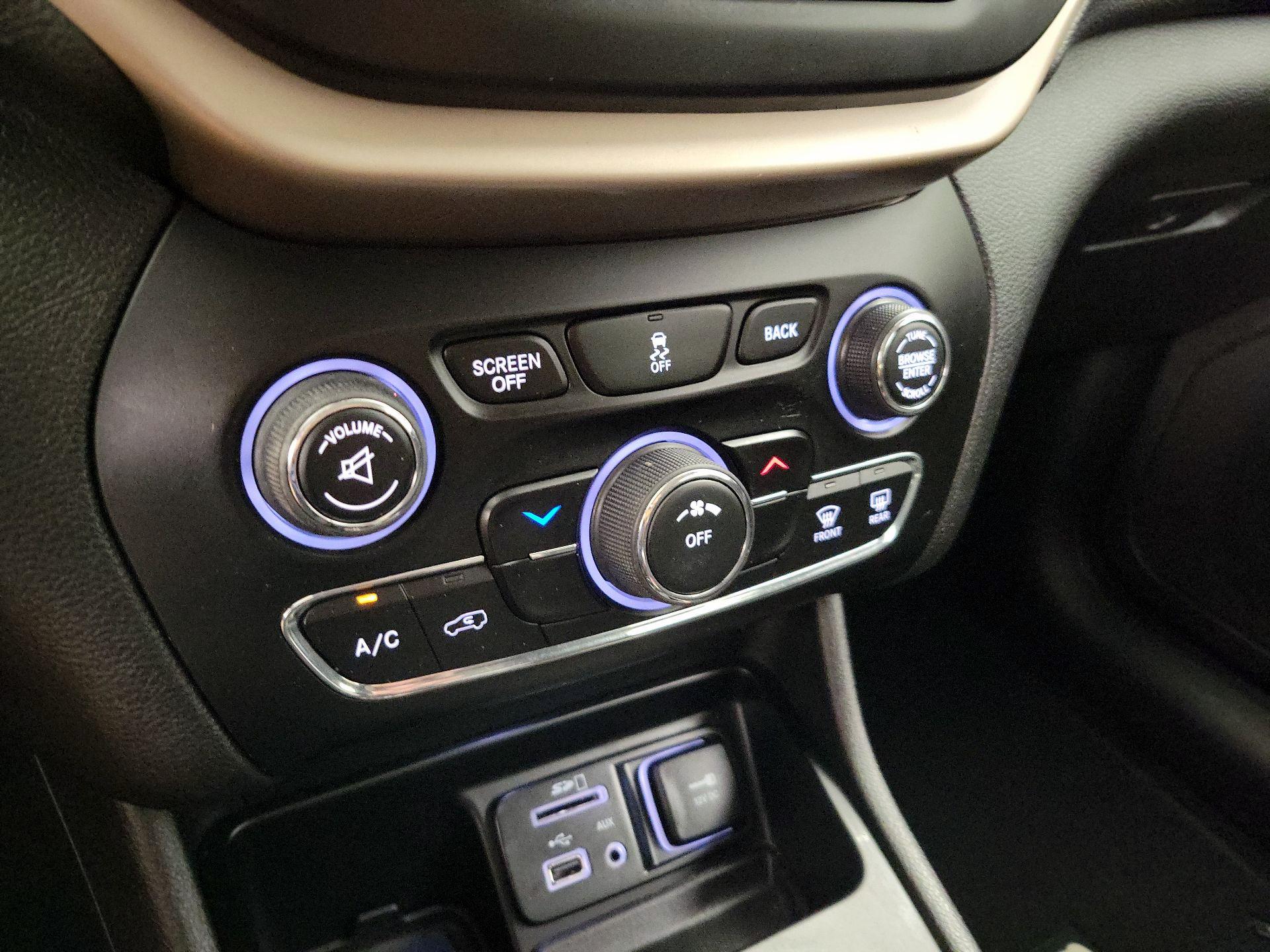 Thumbnail: 2017 Jeep Cherokee - 16