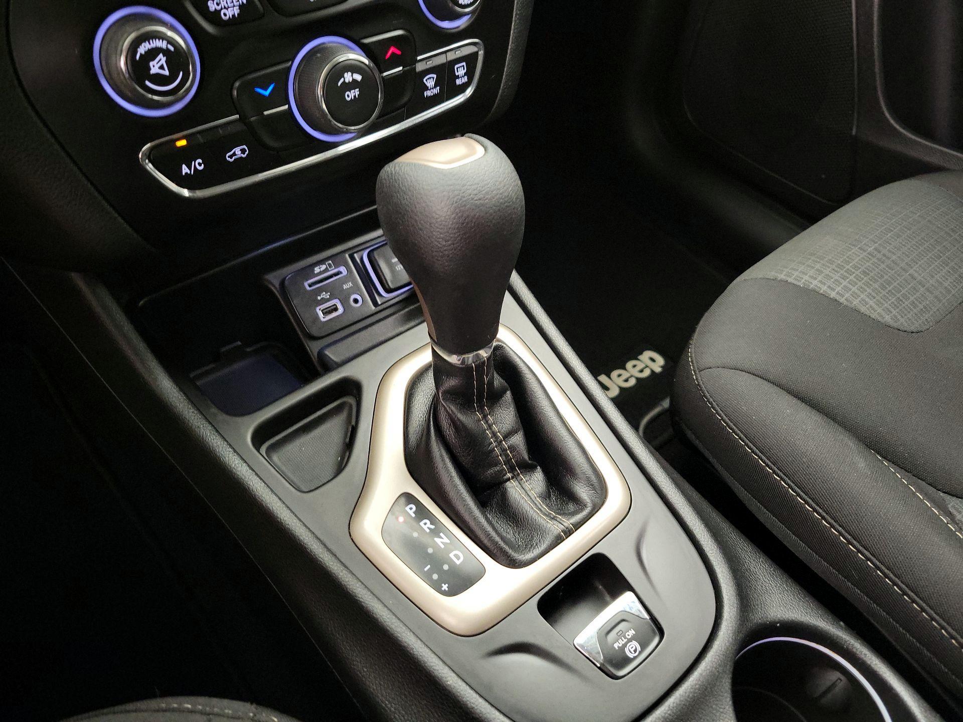 Thumbnail: 2017 Jeep Cherokee - 17