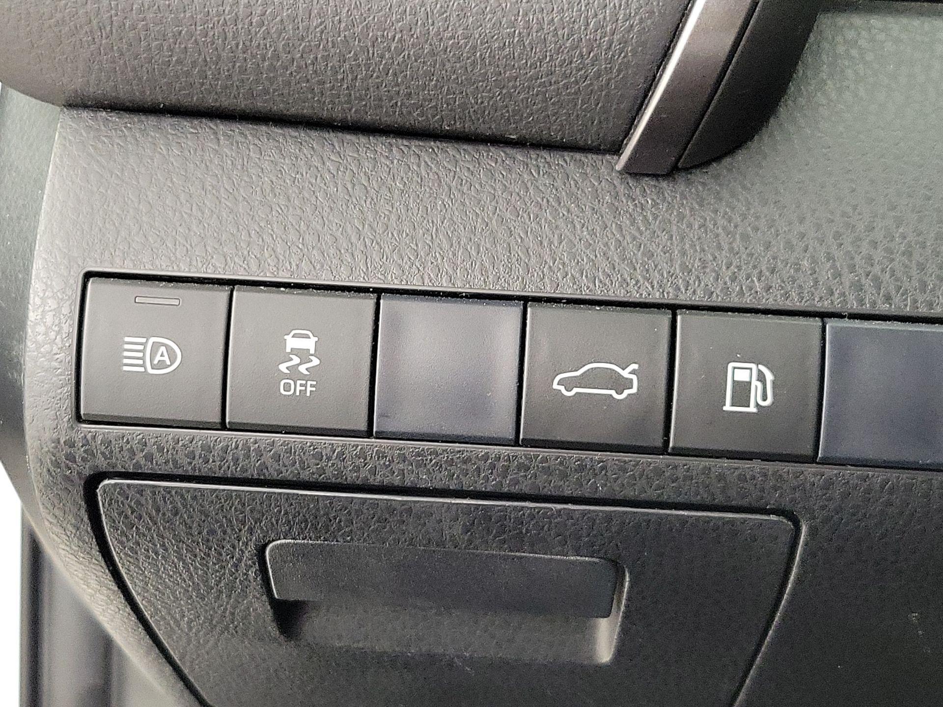 Thumbnail: 2018 Toyota Camry - 13