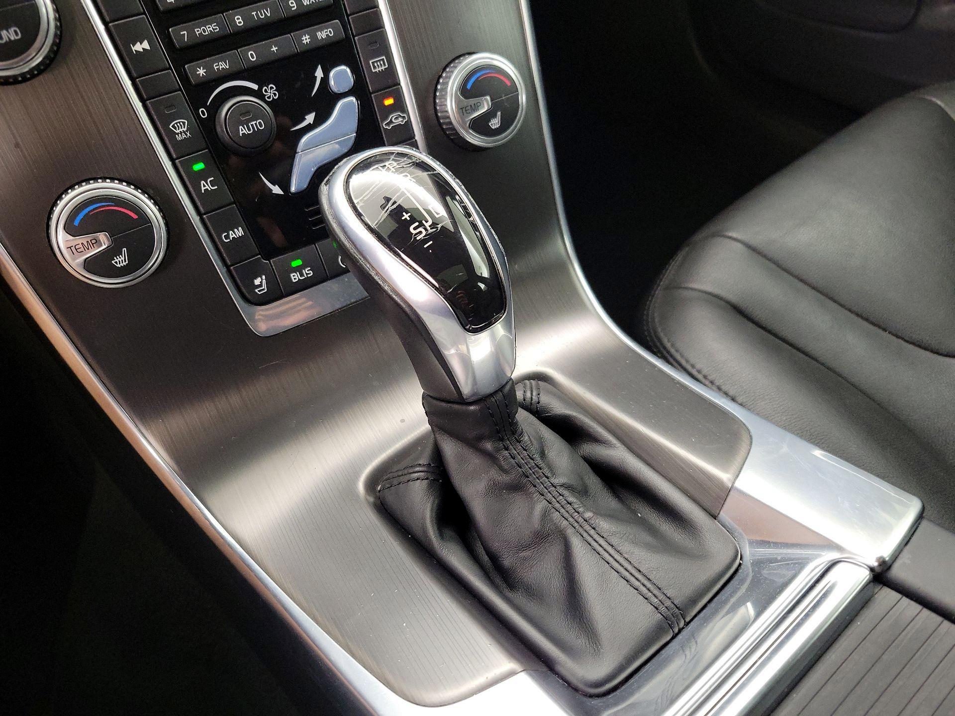 Thumbnail: 2015 Volvo V60 - 17