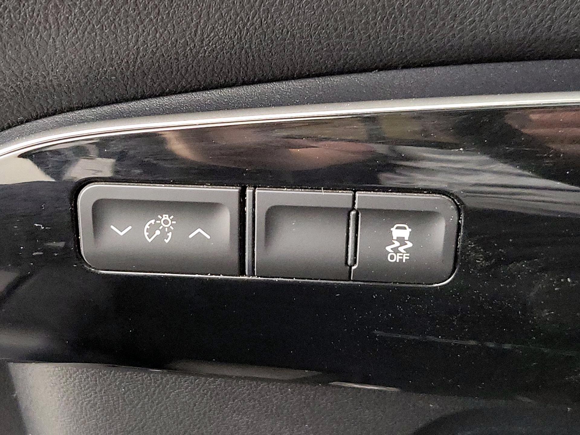 Thumbnail: 2016 Toyota Prius - 13