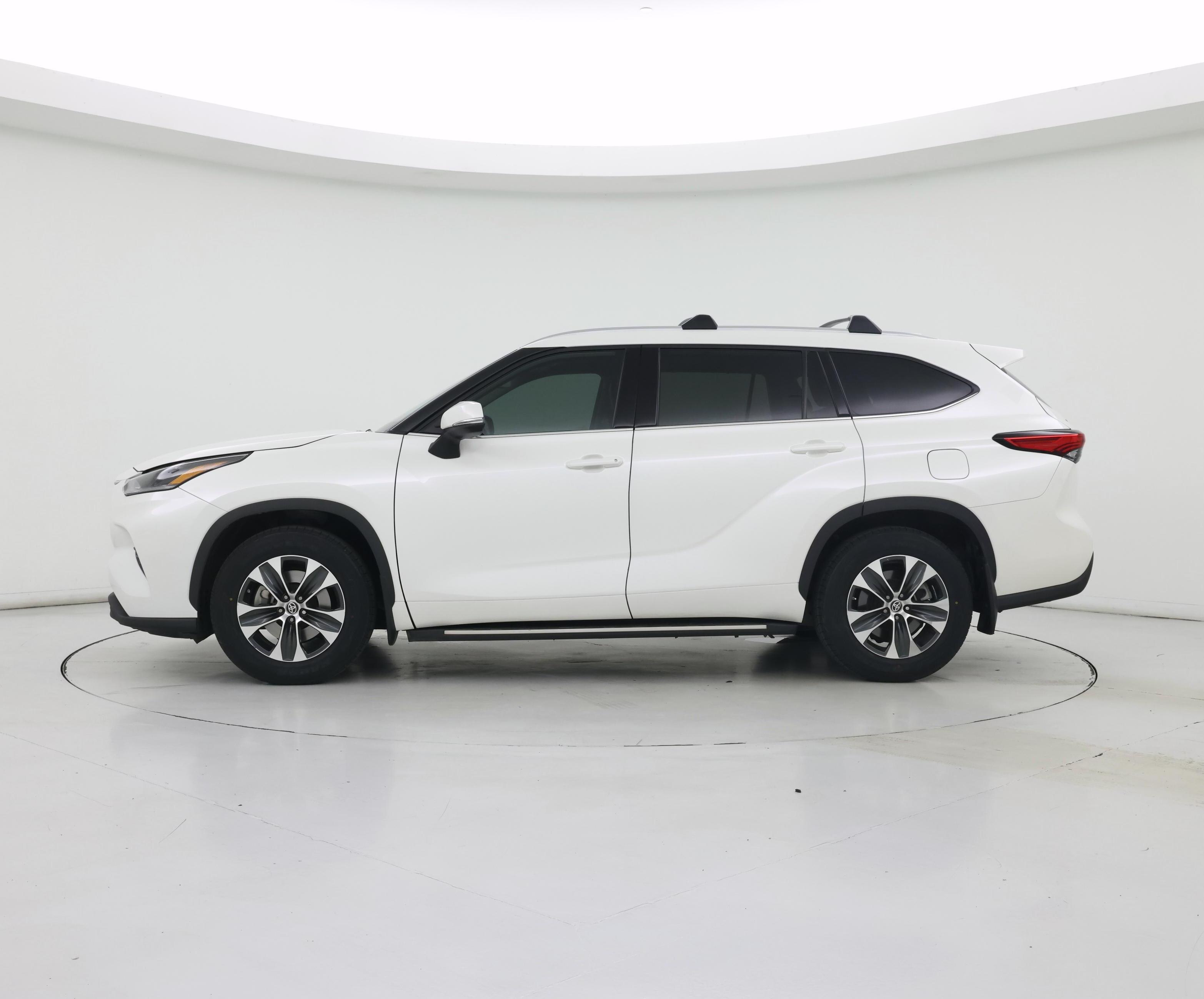 Thumbnail: 2021 Toyota Highlander - 3
