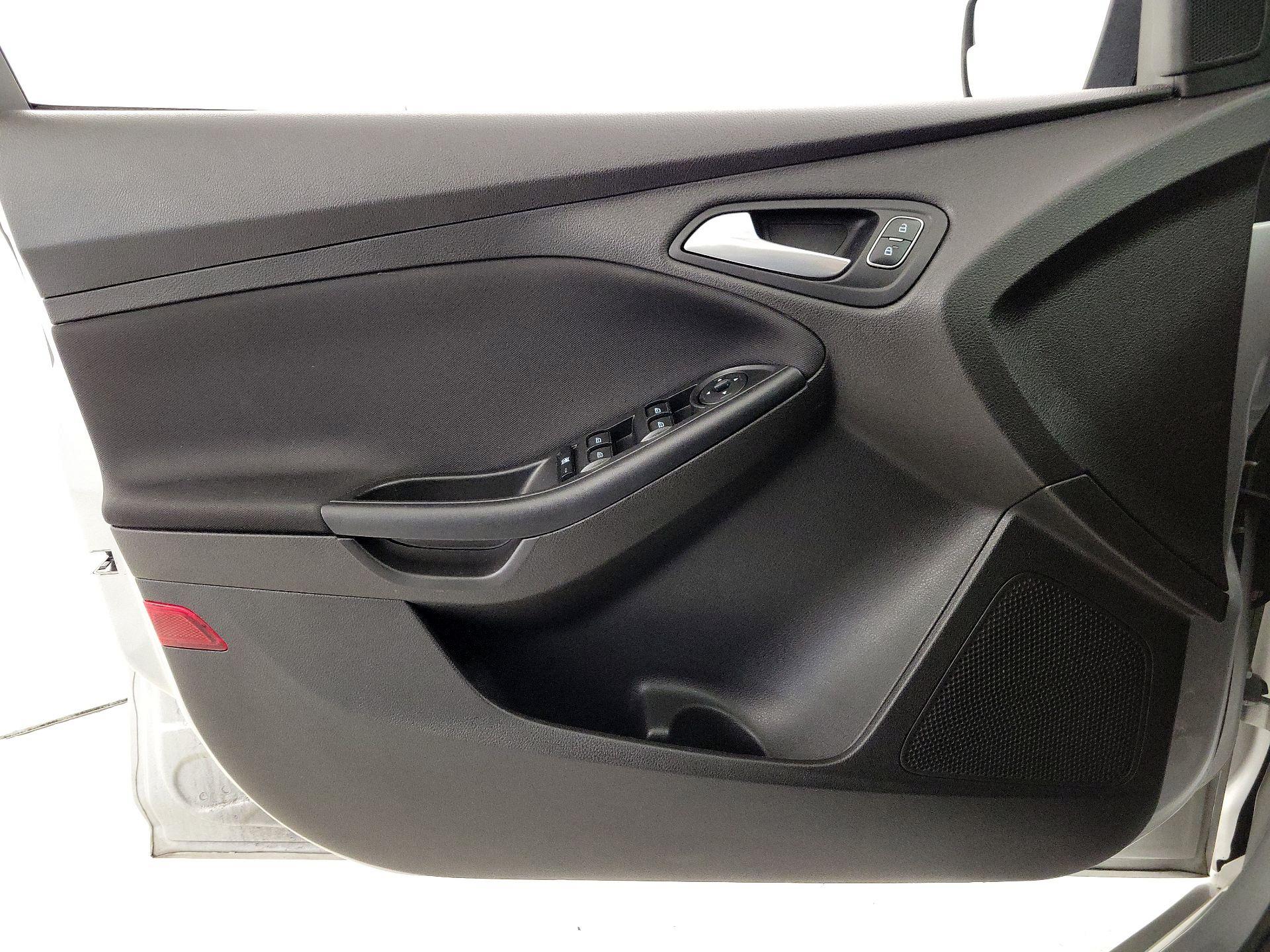 Thumbnail: 2016 Ford Focus - 12