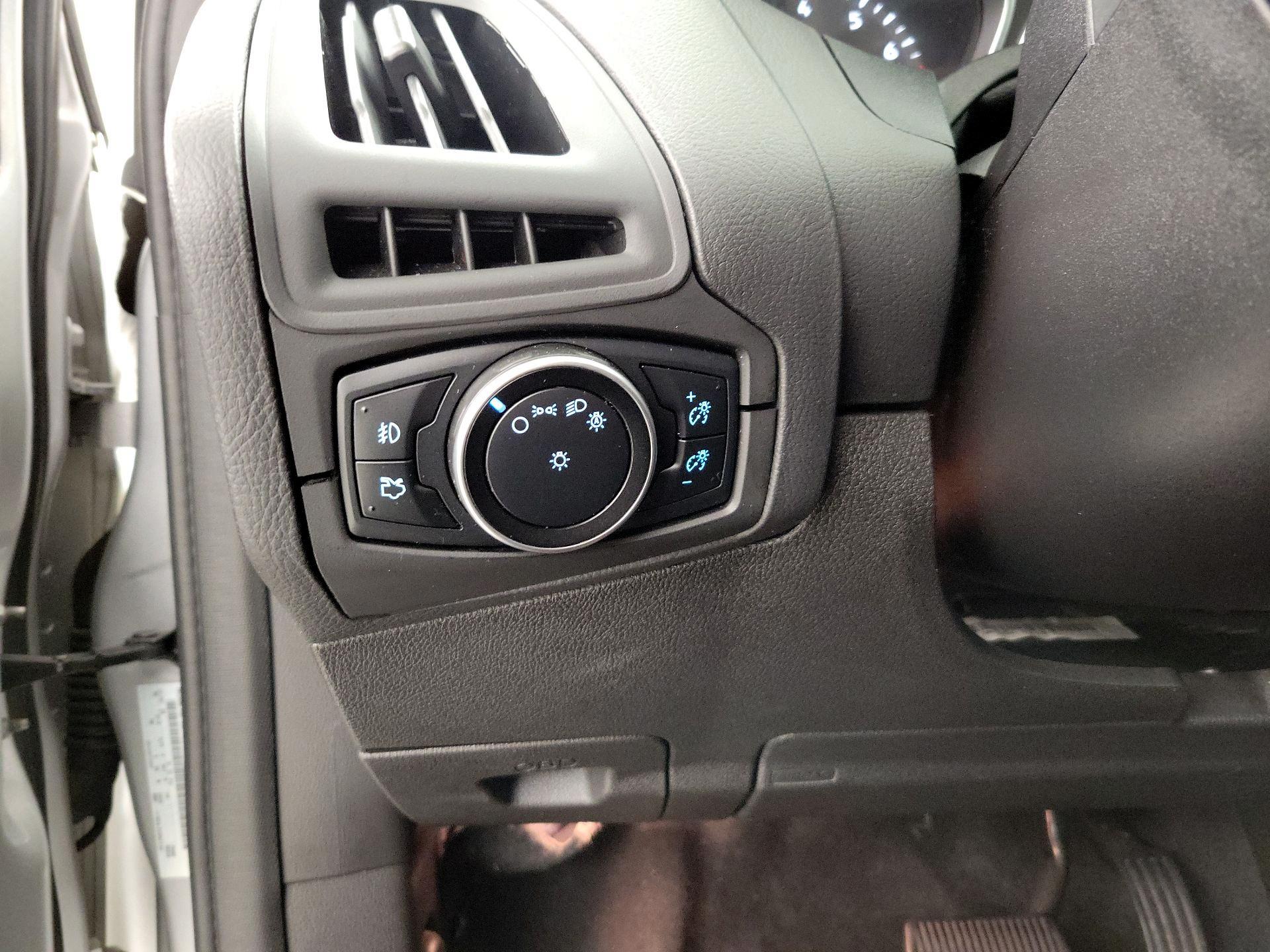 Thumbnail: 2016 Ford Focus - 13