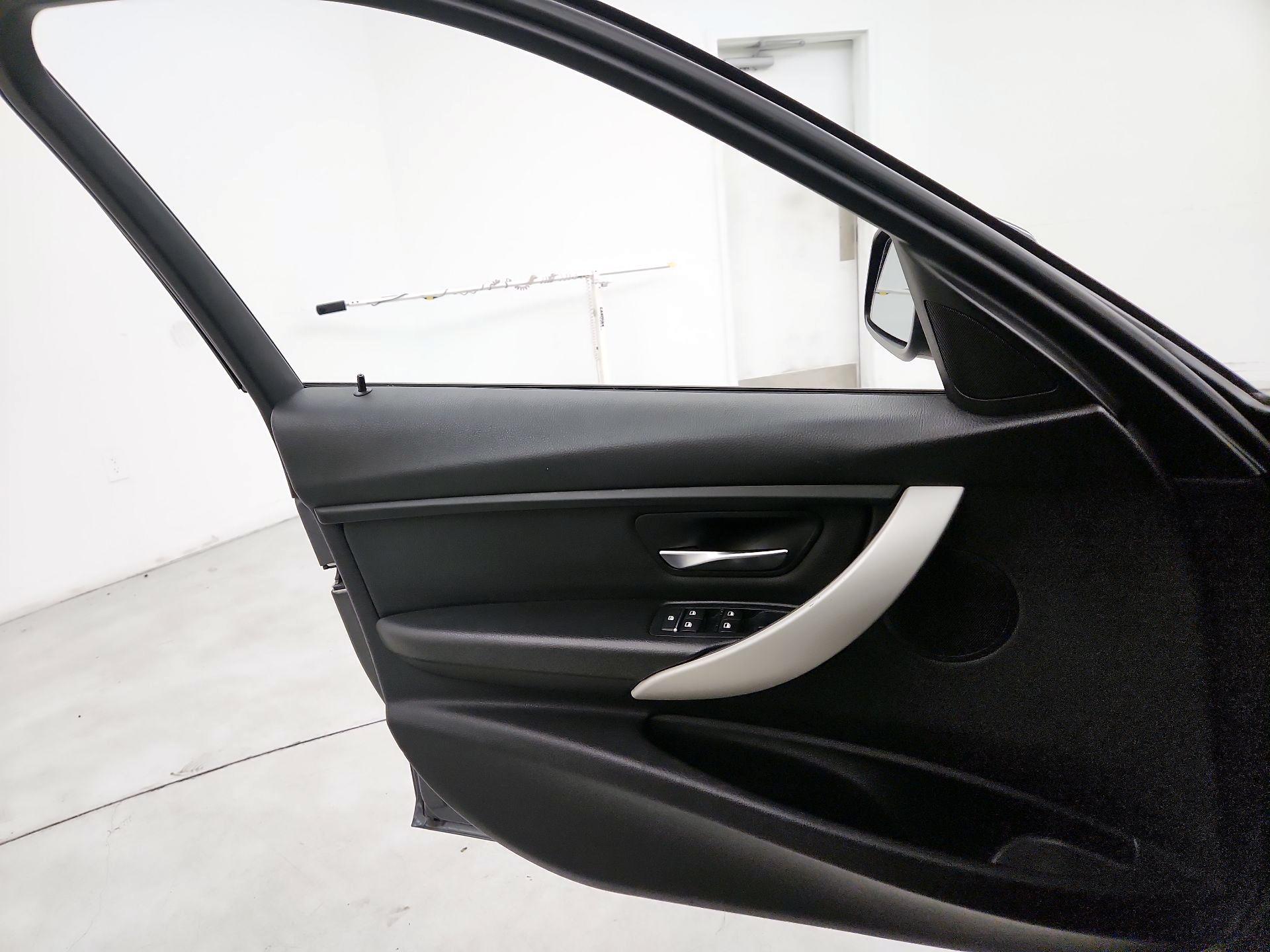 Thumbnail: 2016 BMW 3 Series - 12