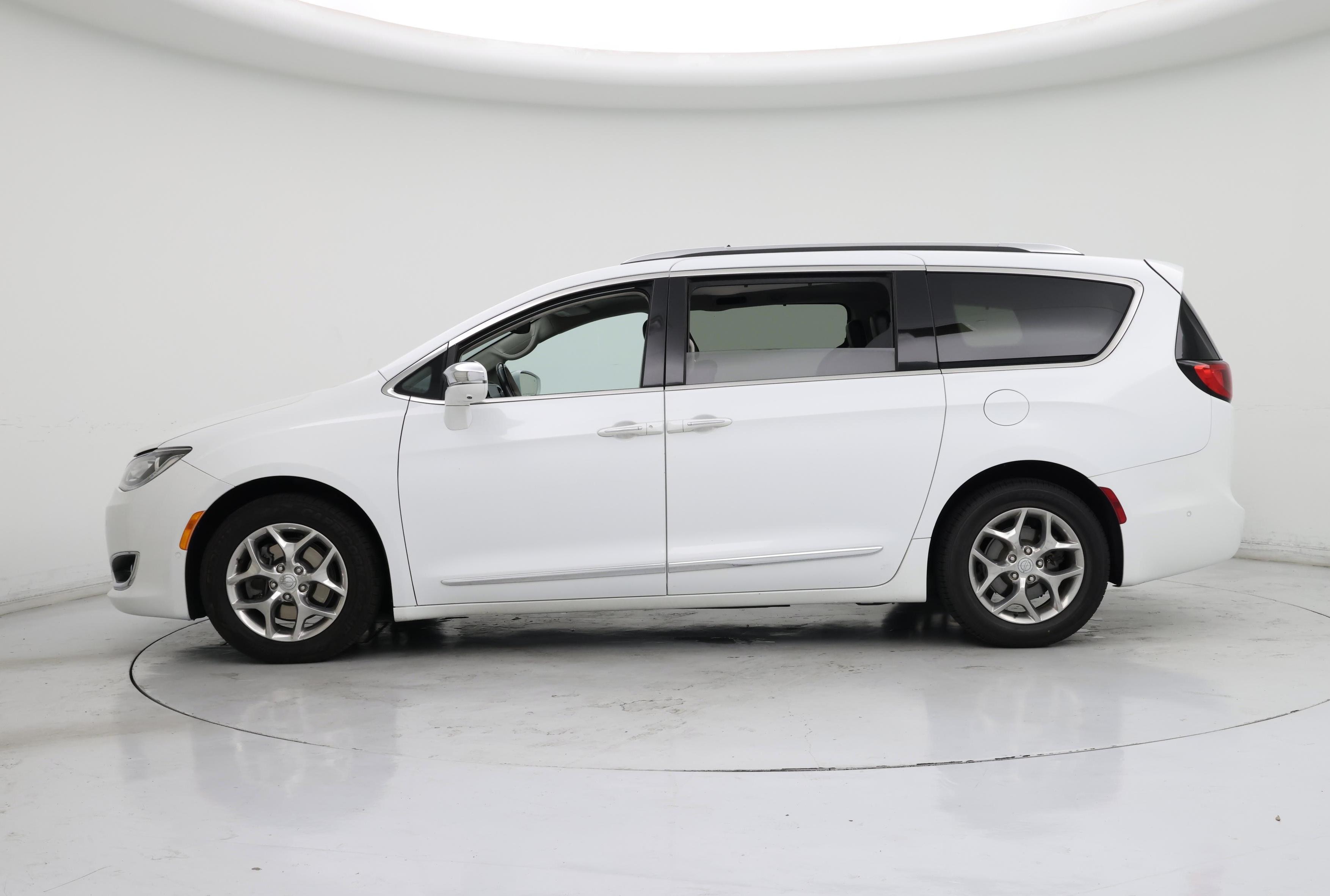 Thumbnail: 2018 Chrysler Pacifica - 3