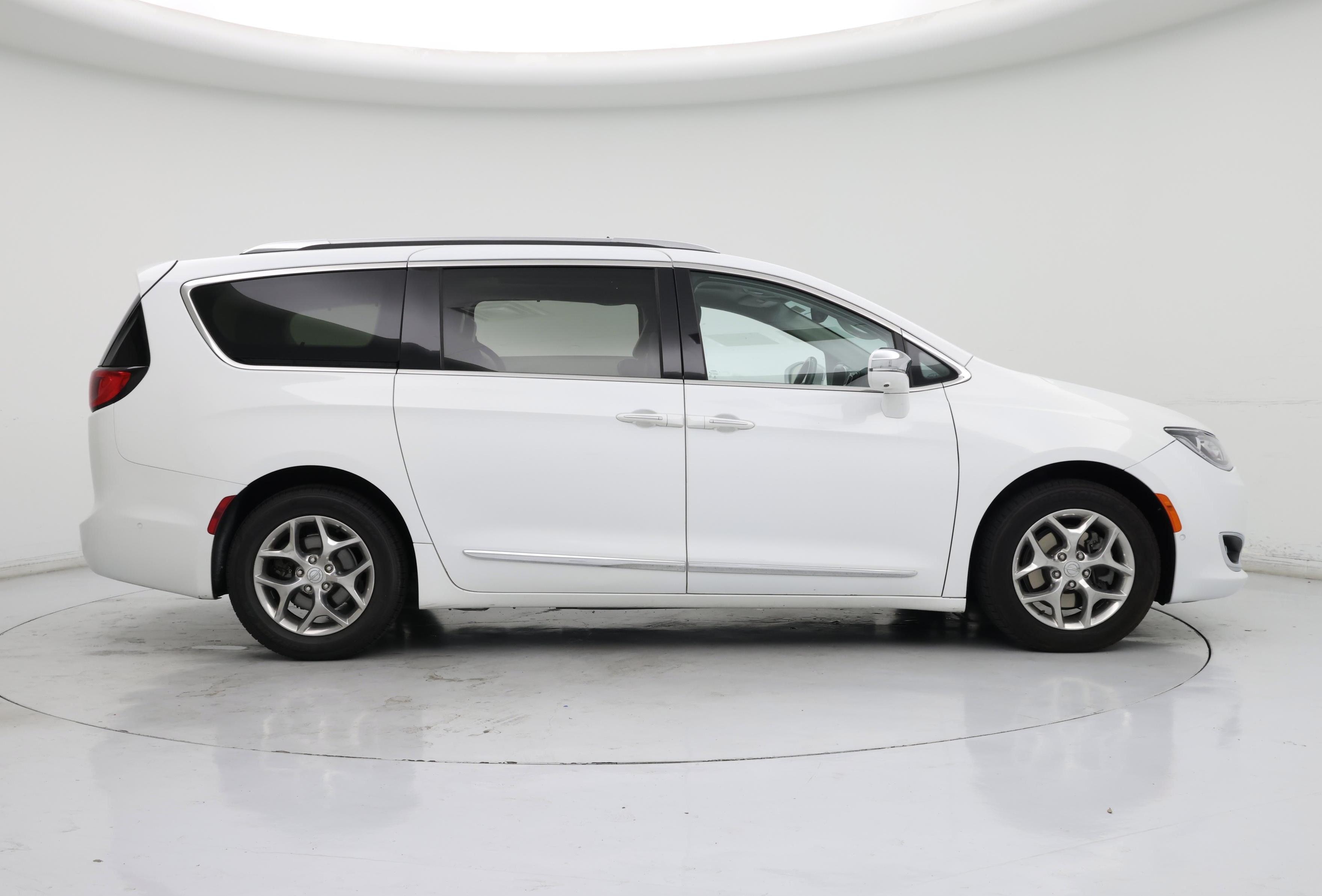Thumbnail: 2018 Chrysler Pacifica - 7