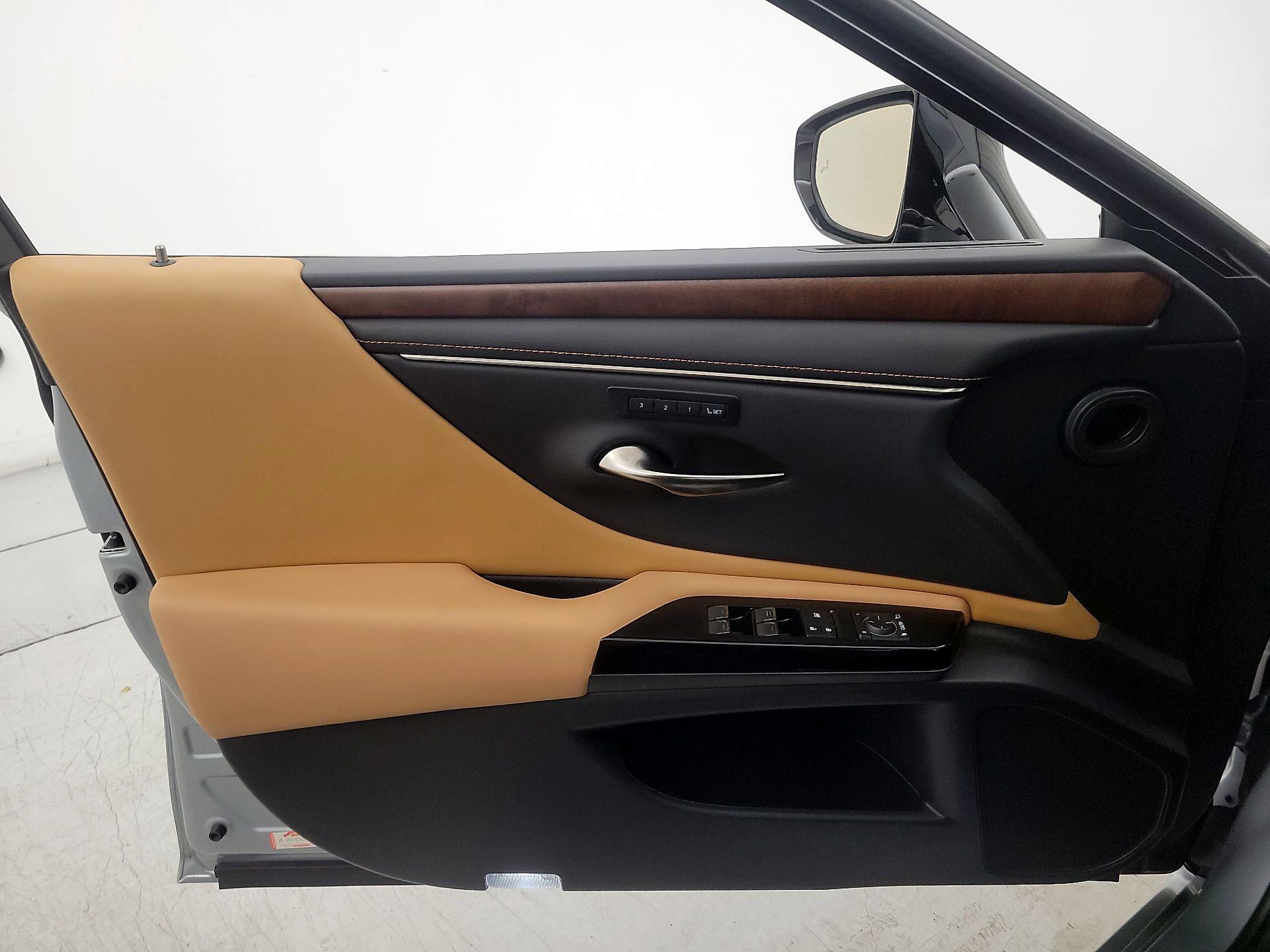 Thumbnail: 2022 Lexus ES - 12