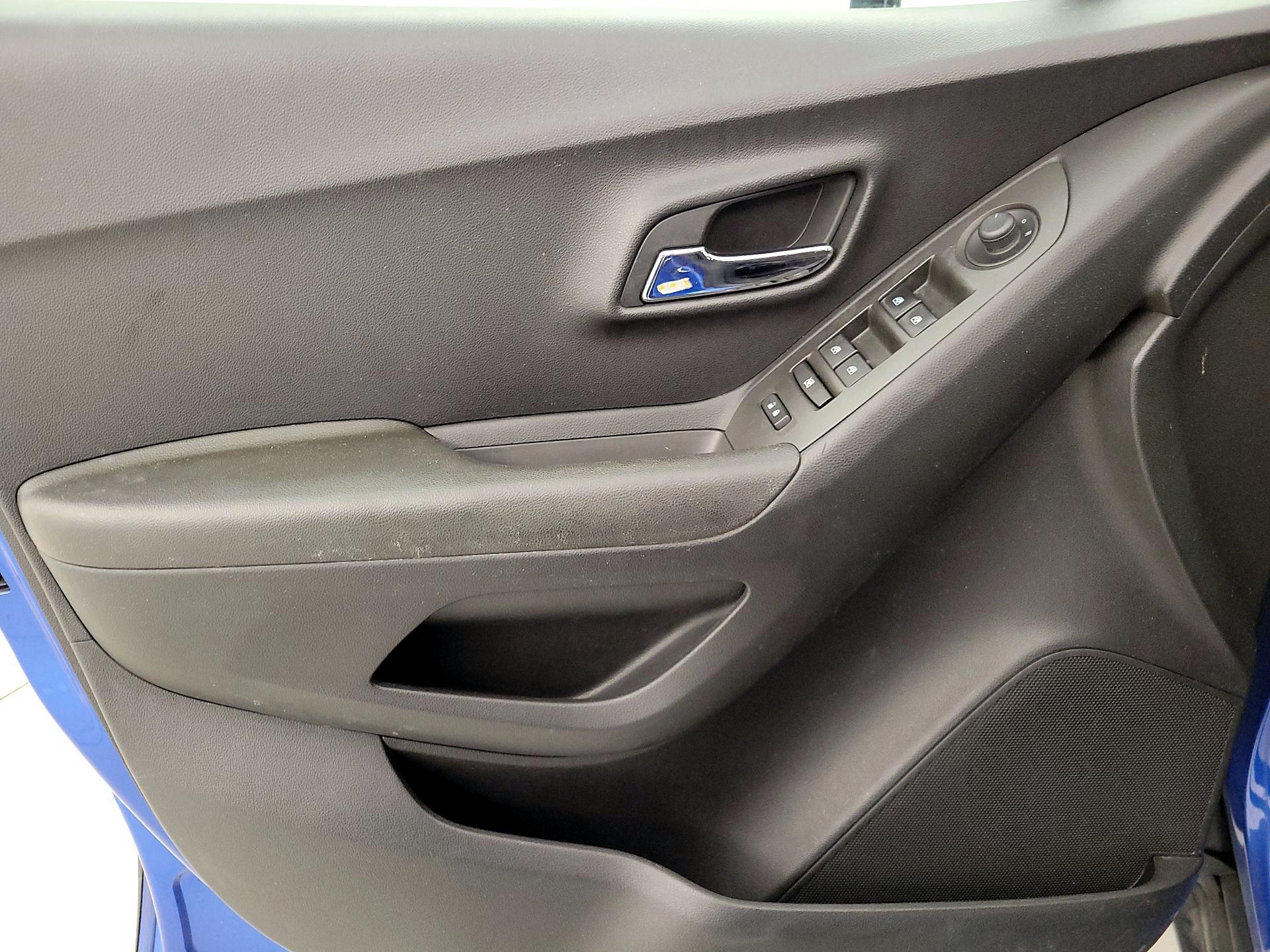 Thumbnail: 2015 Chevrolet Trax - 12