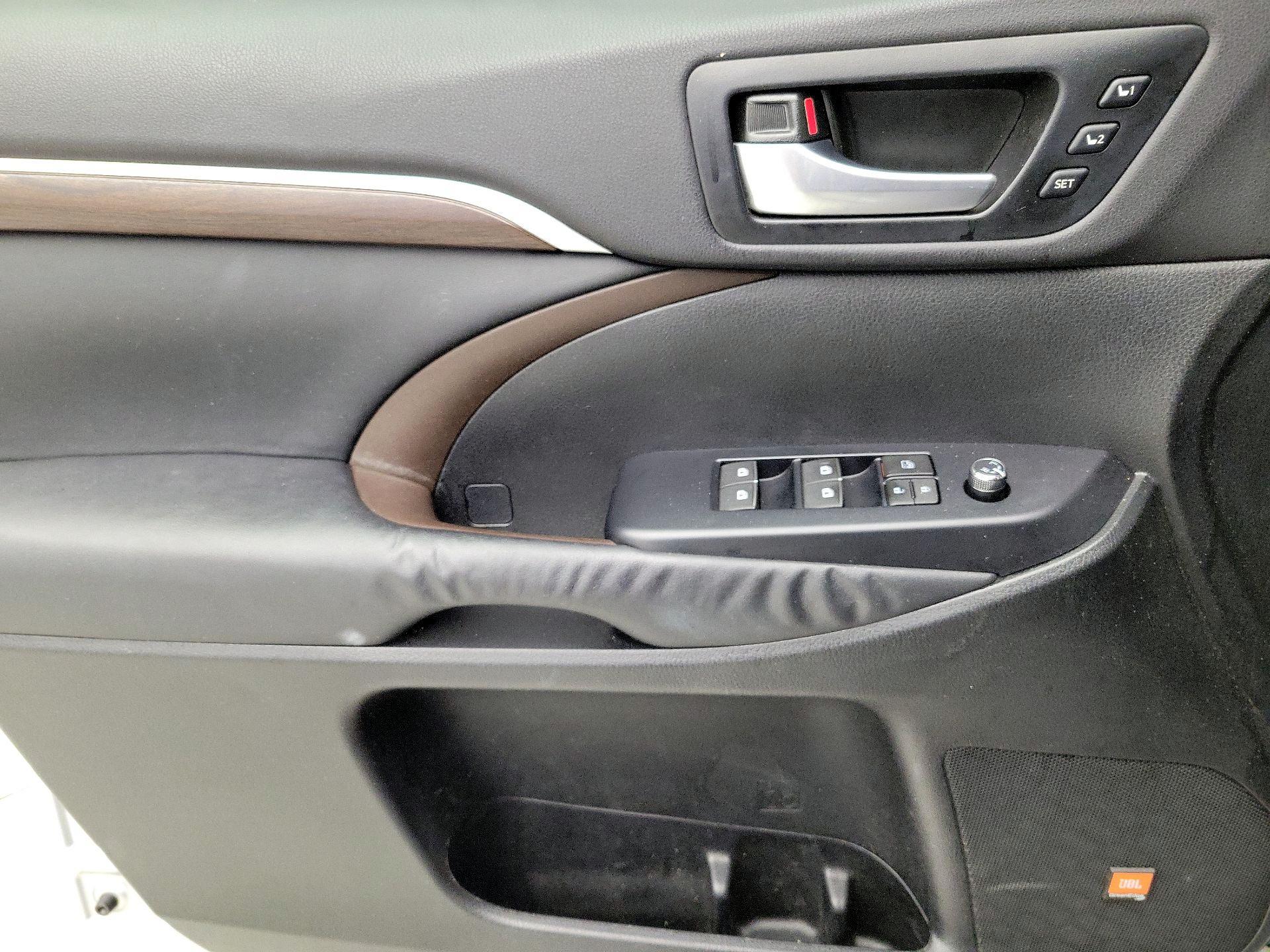 Thumbnail: 2015 Toyota Highlander - 12