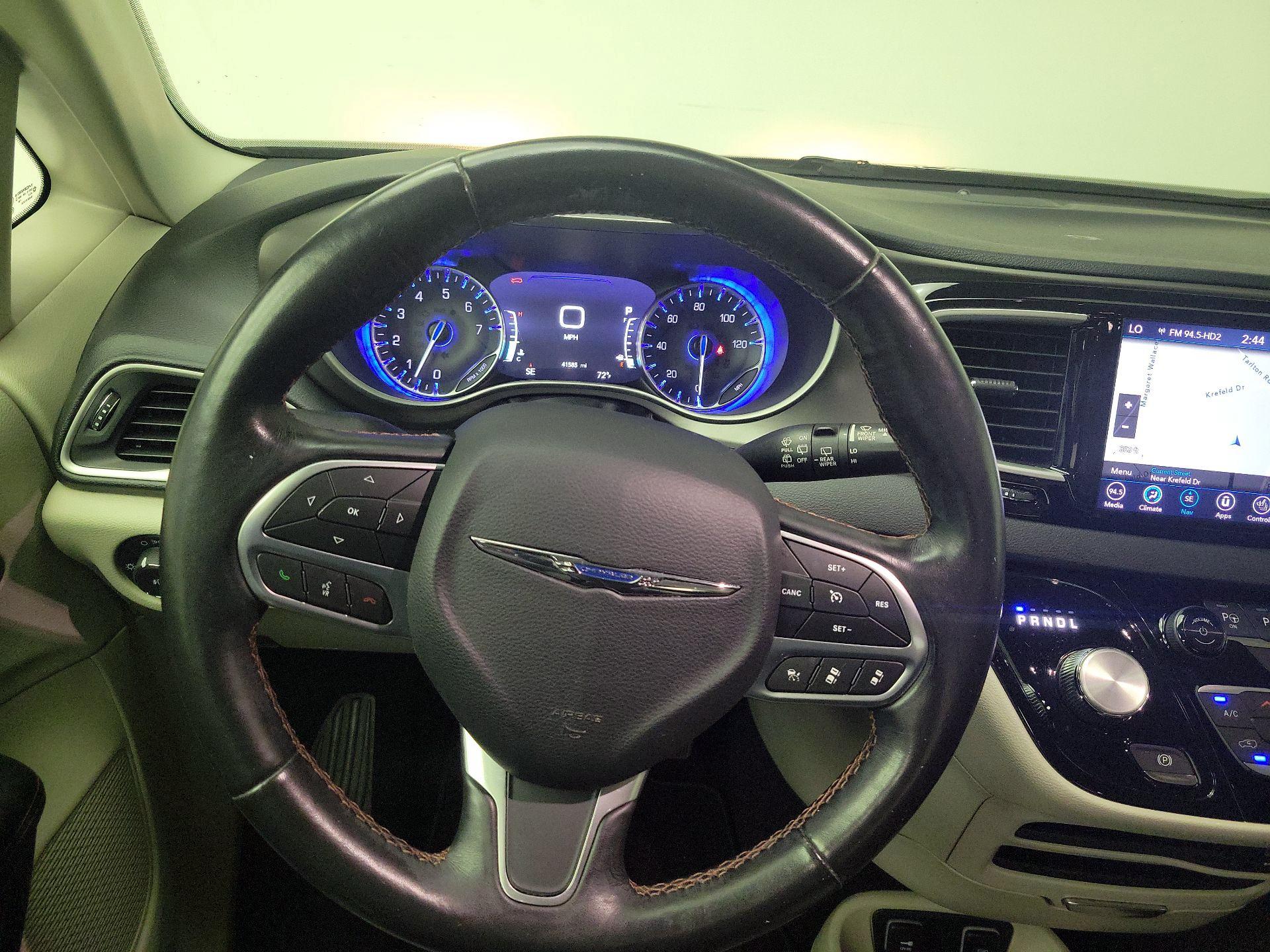 Thumbnail: 2020 Chrysler Pacifica - 10