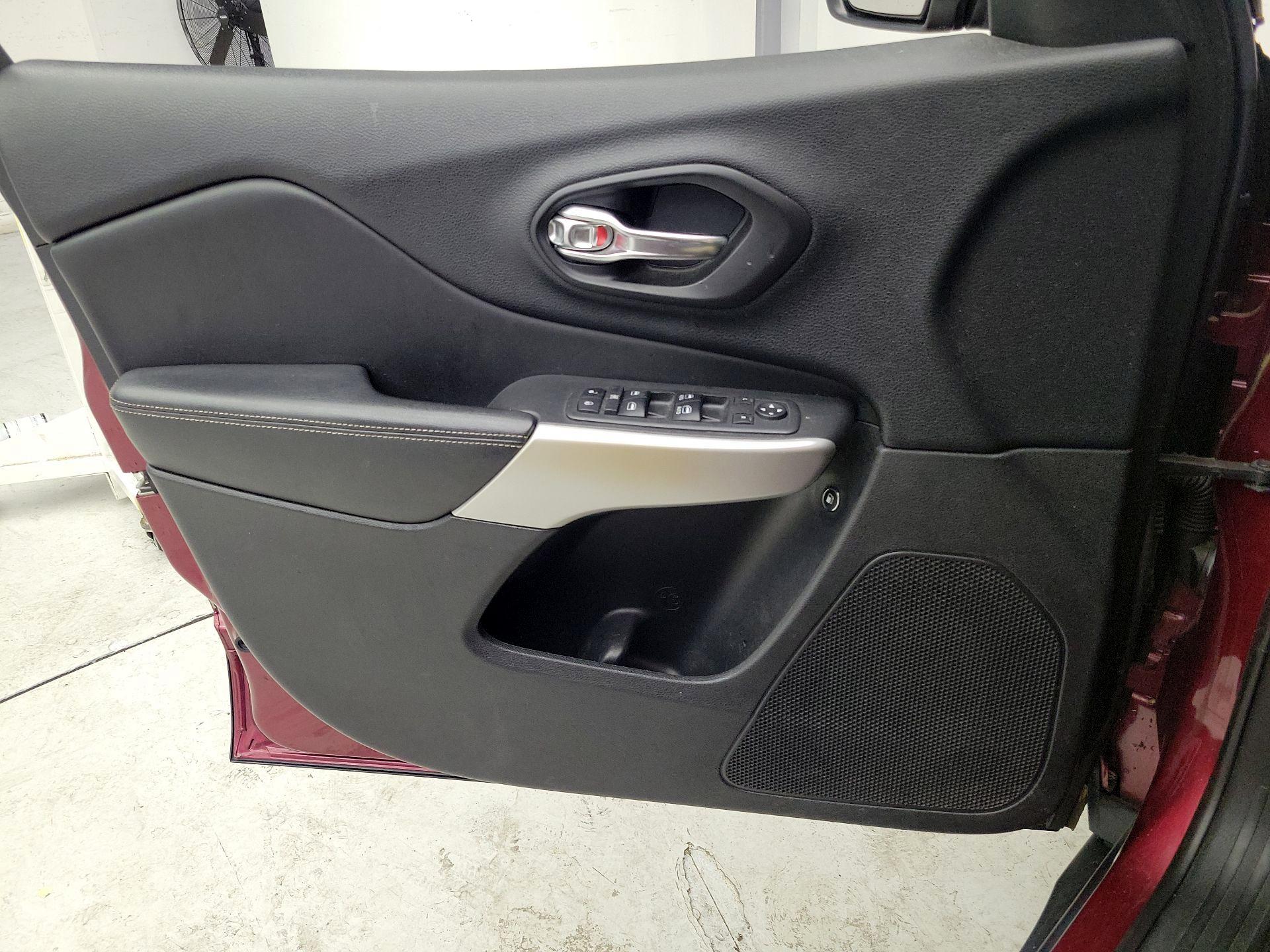 Thumbnail: 2018 Jeep Cherokee - 12