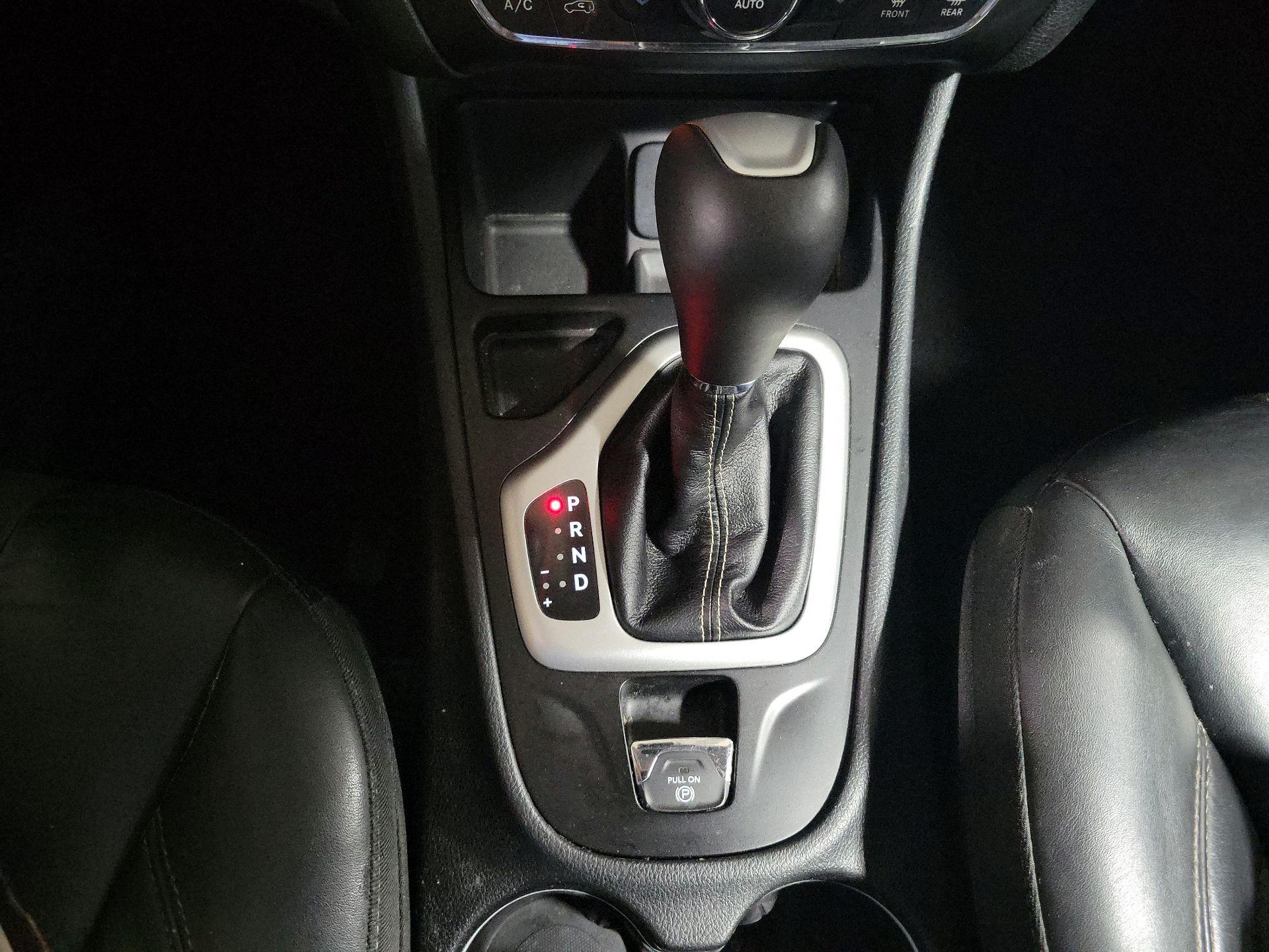 Thumbnail: 2018 Jeep Cherokee - 17