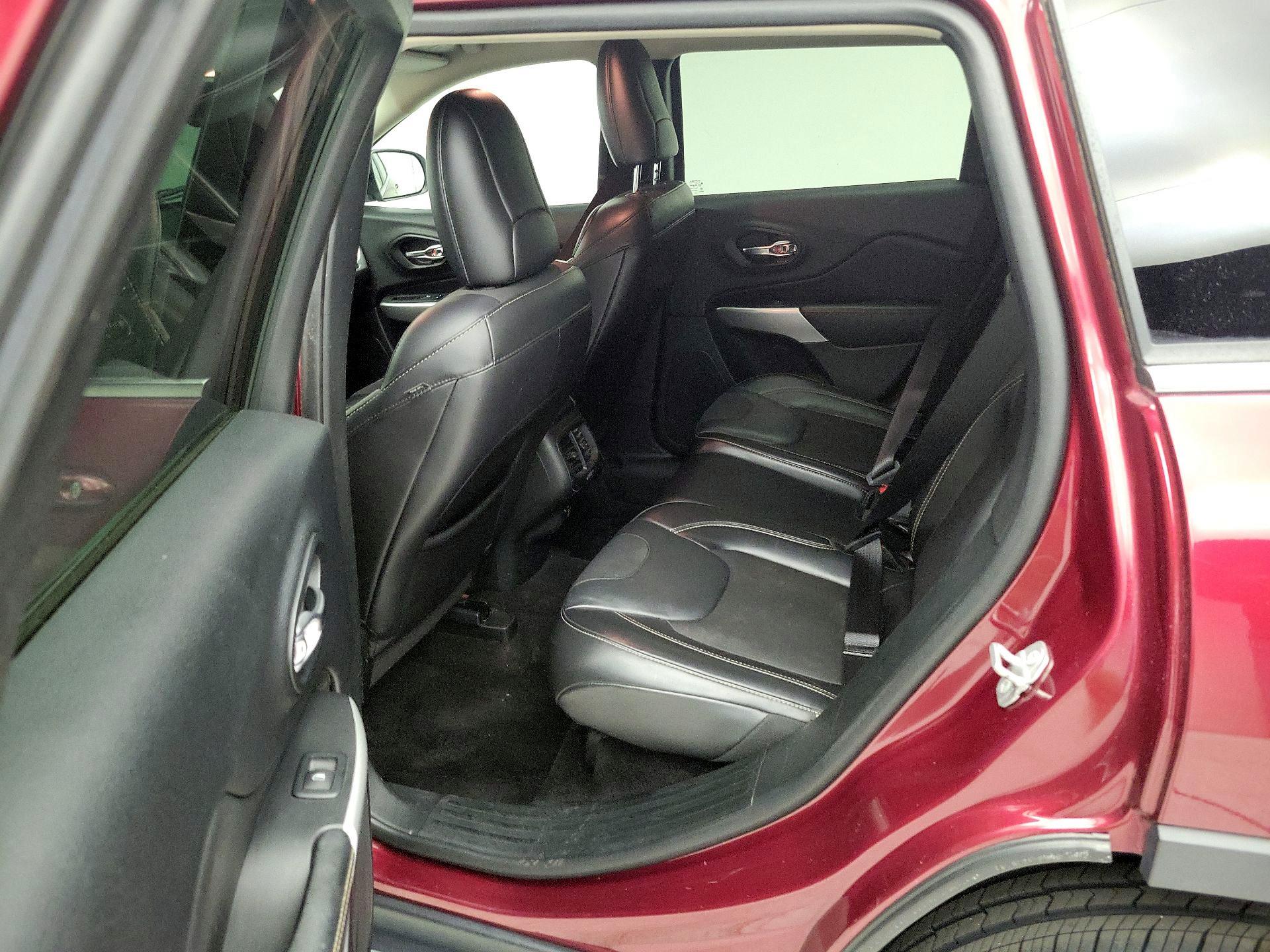 Thumbnail: 2018 Jeep Cherokee - 19