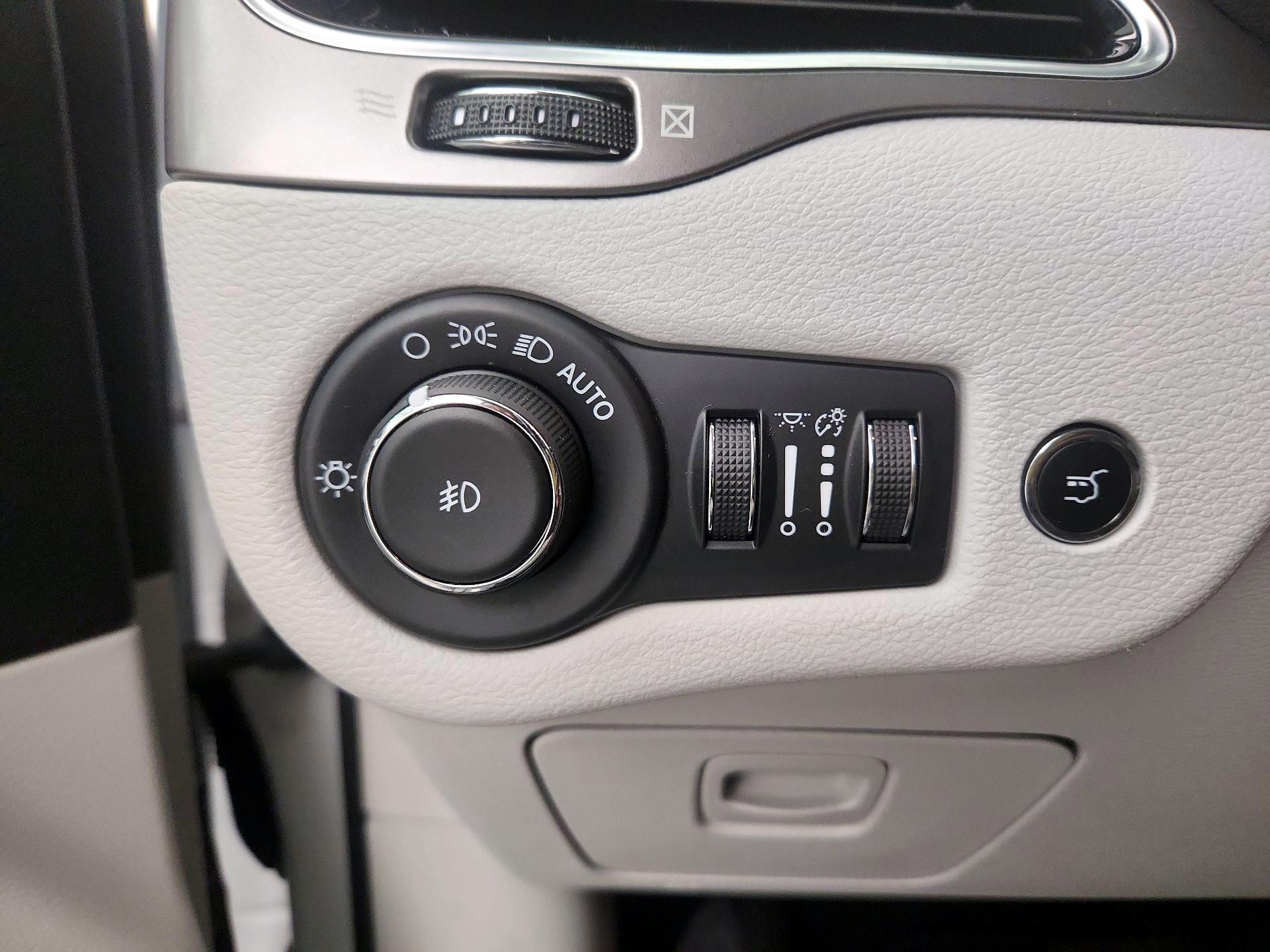 Thumbnail: 2020 Jeep Cherokee - 11