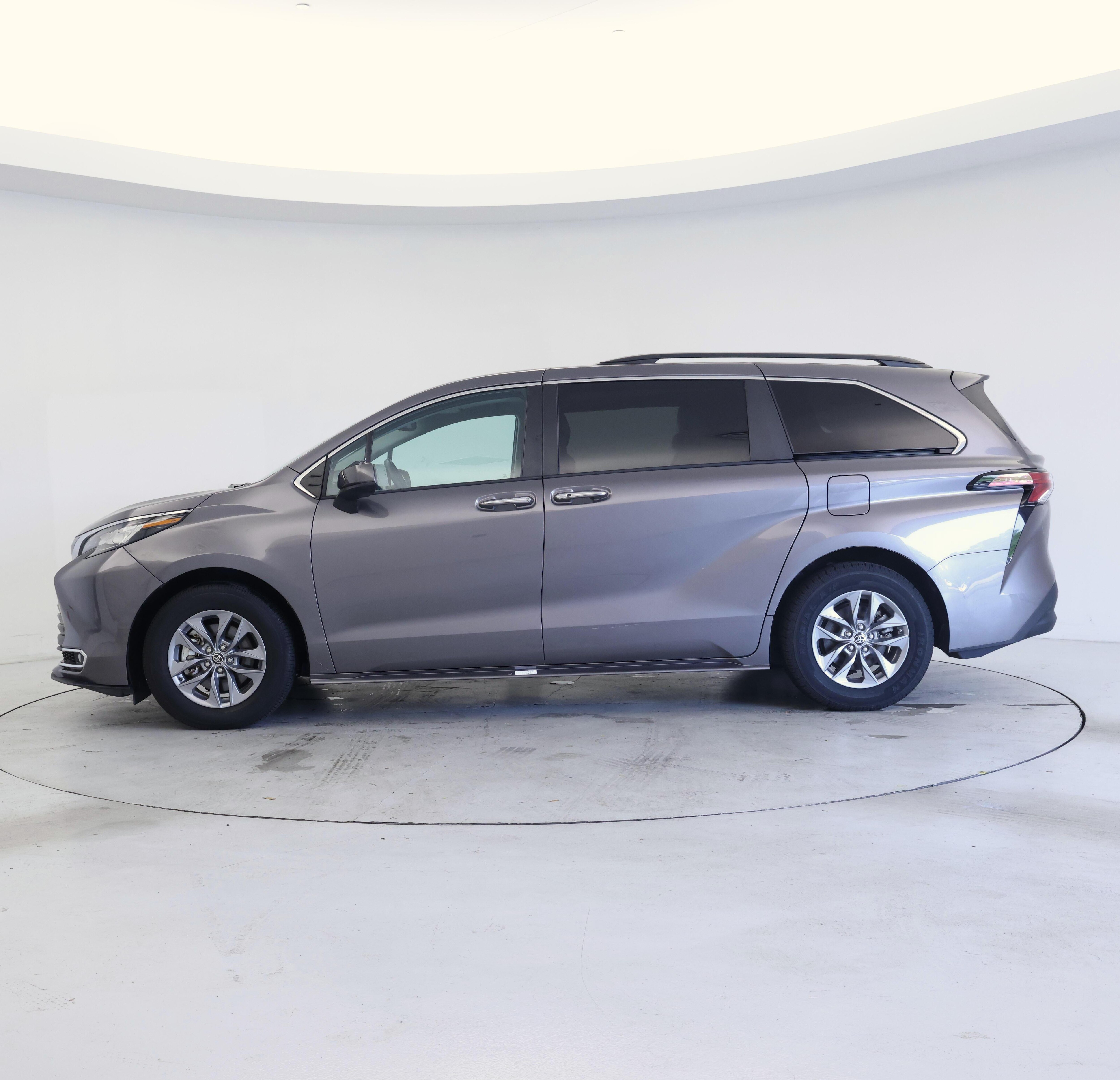 Thumbnail: 2022 Toyota Sienna - 3
