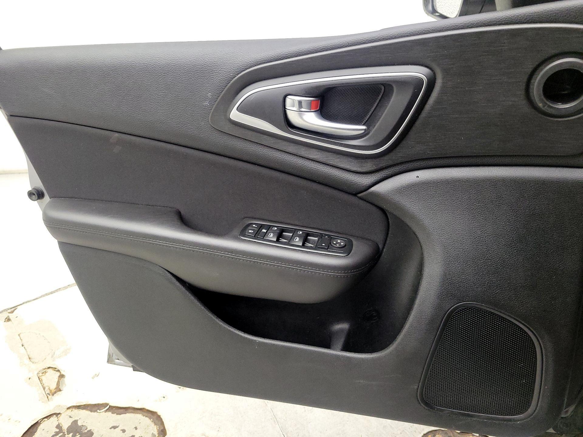 Thumbnail: 2015 Chrysler 200 - 12